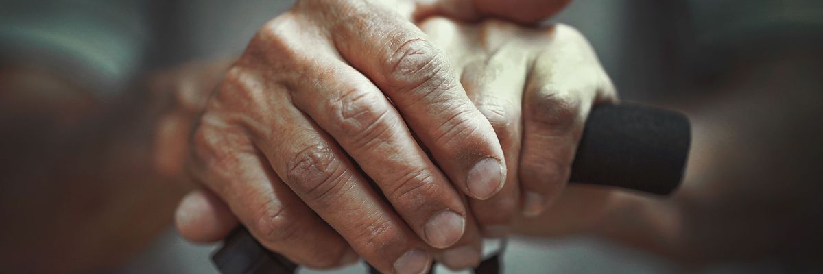 Idős férfi bottal, a népszámlálási adatok szerint öregszik a magyar lakosság