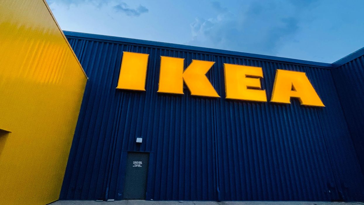 IKEA-áruház homlokzata a cég nevének feliratával.