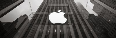 Apple-logó egy New York-i toronyház oldalán