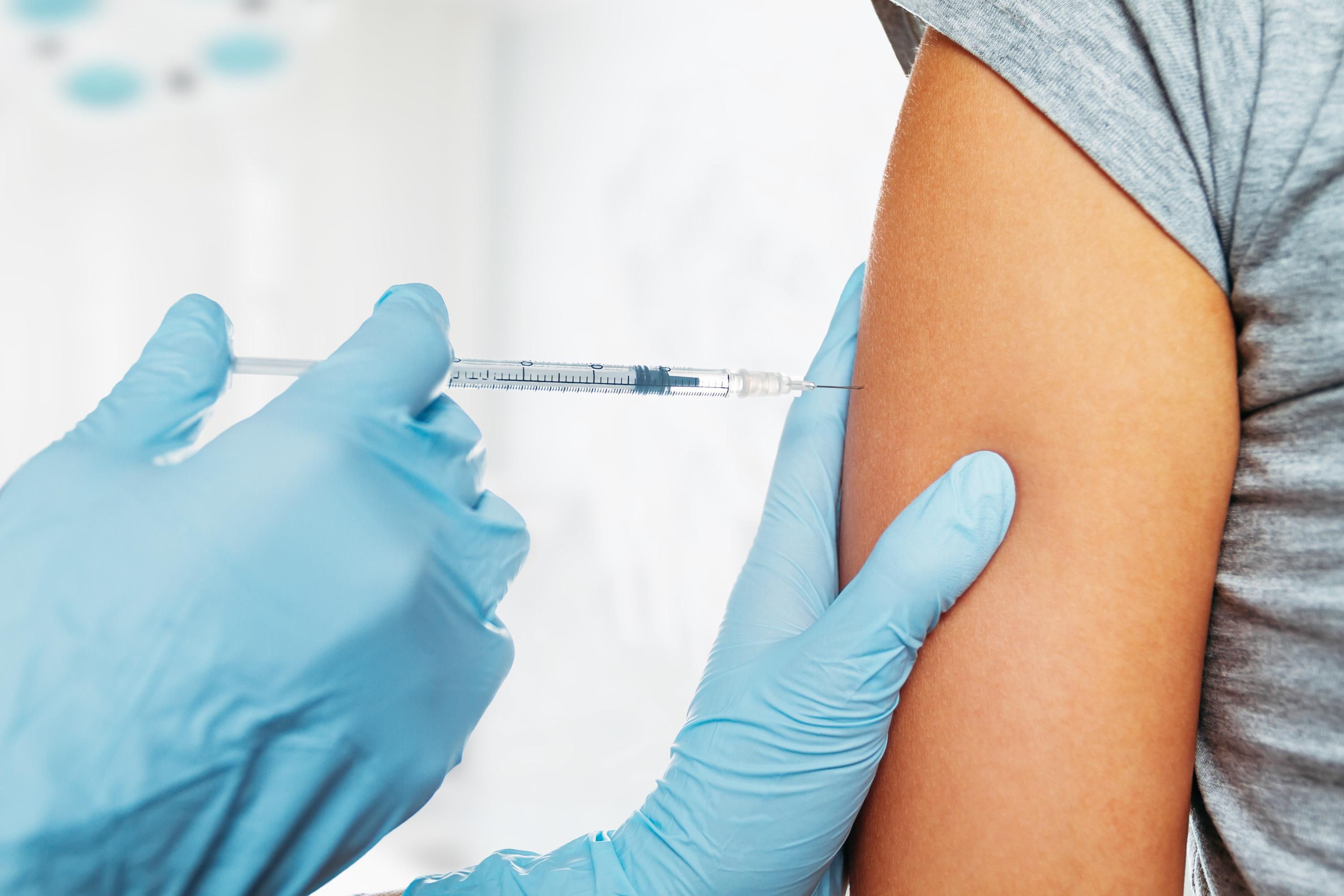 Az oroszok azt mondják, új vakcinájuk 100 stázalékos védelmet nyújt a koronavírus ellen