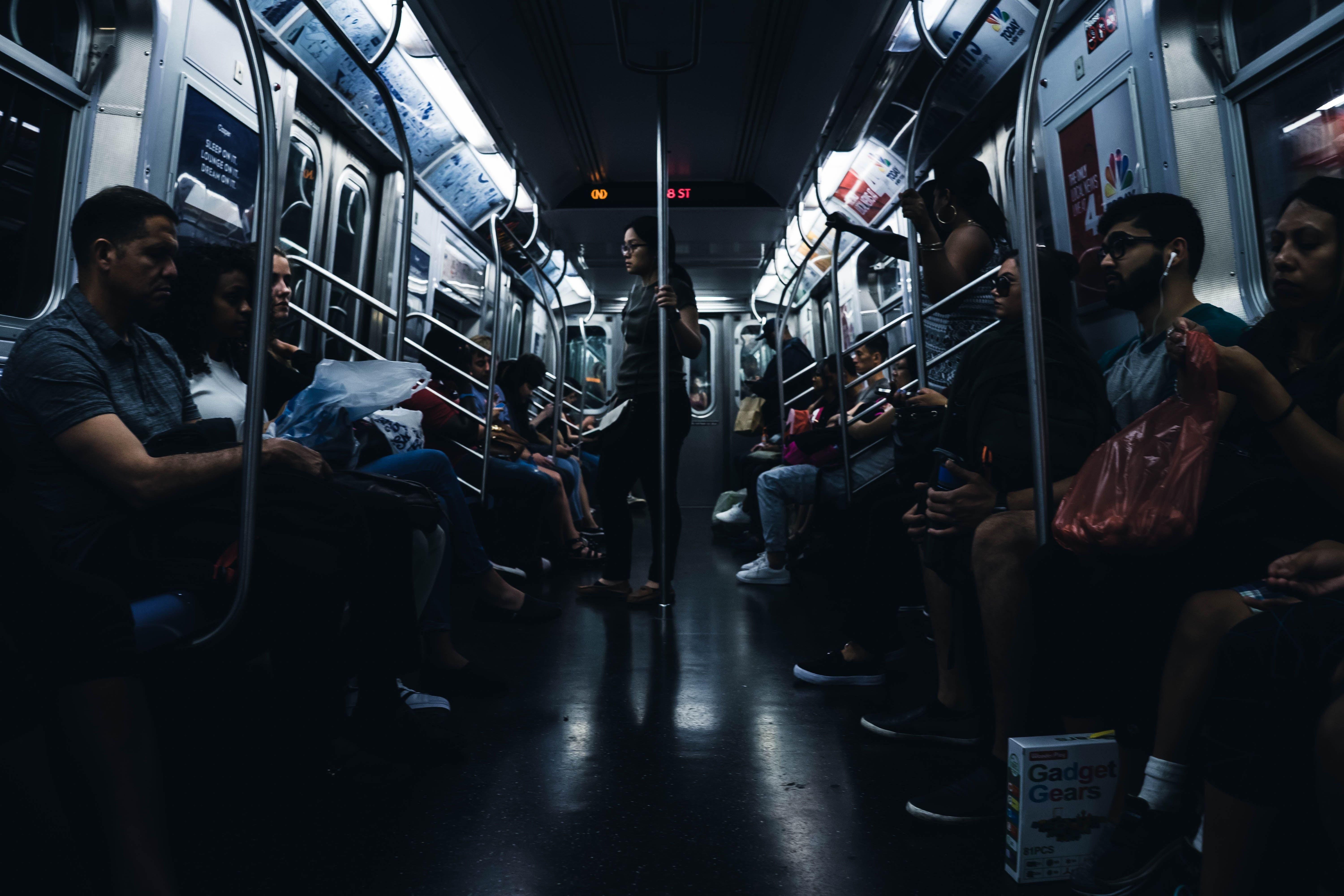 Utasok a metrón külföldön