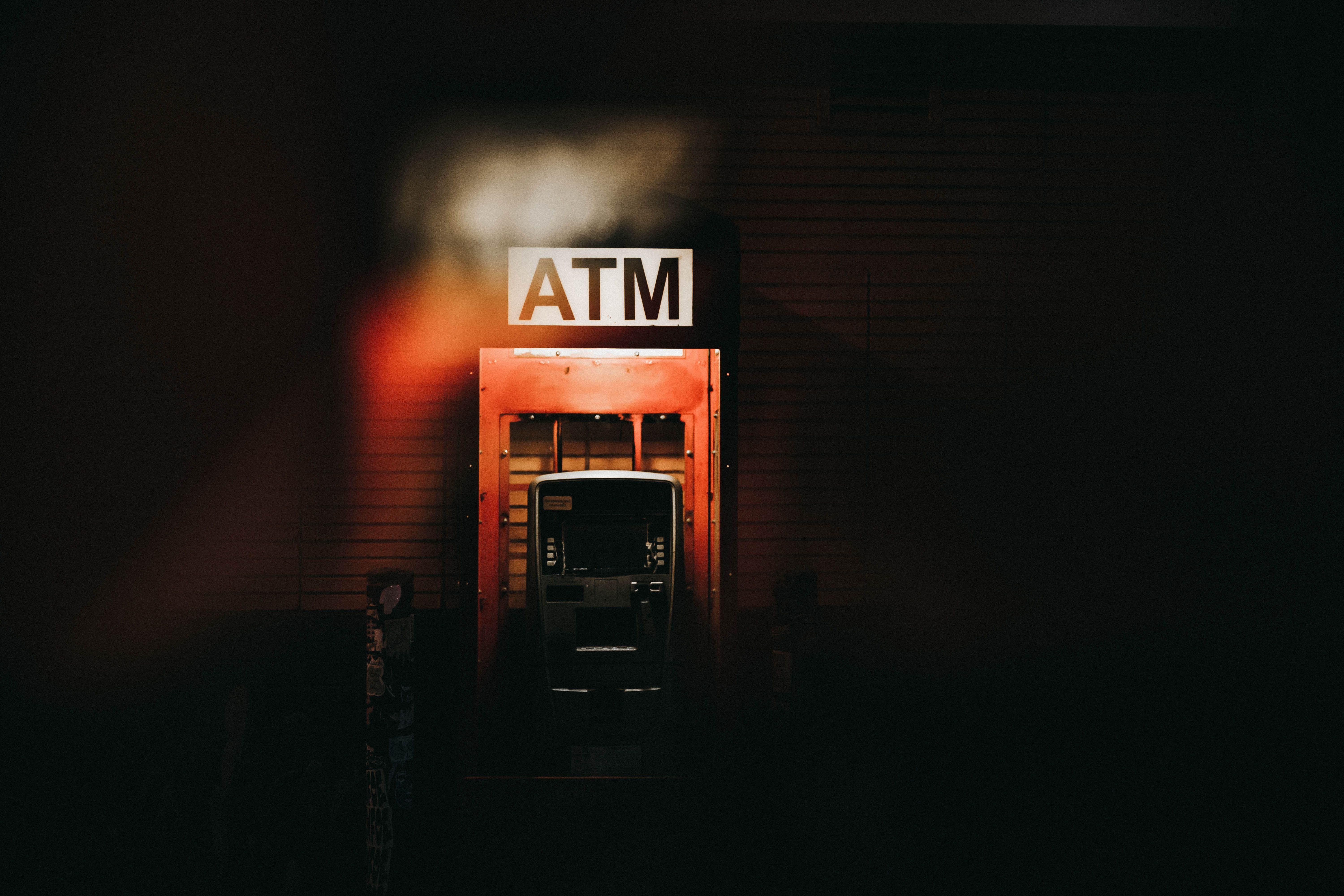 Kivilágított ATM sötétben