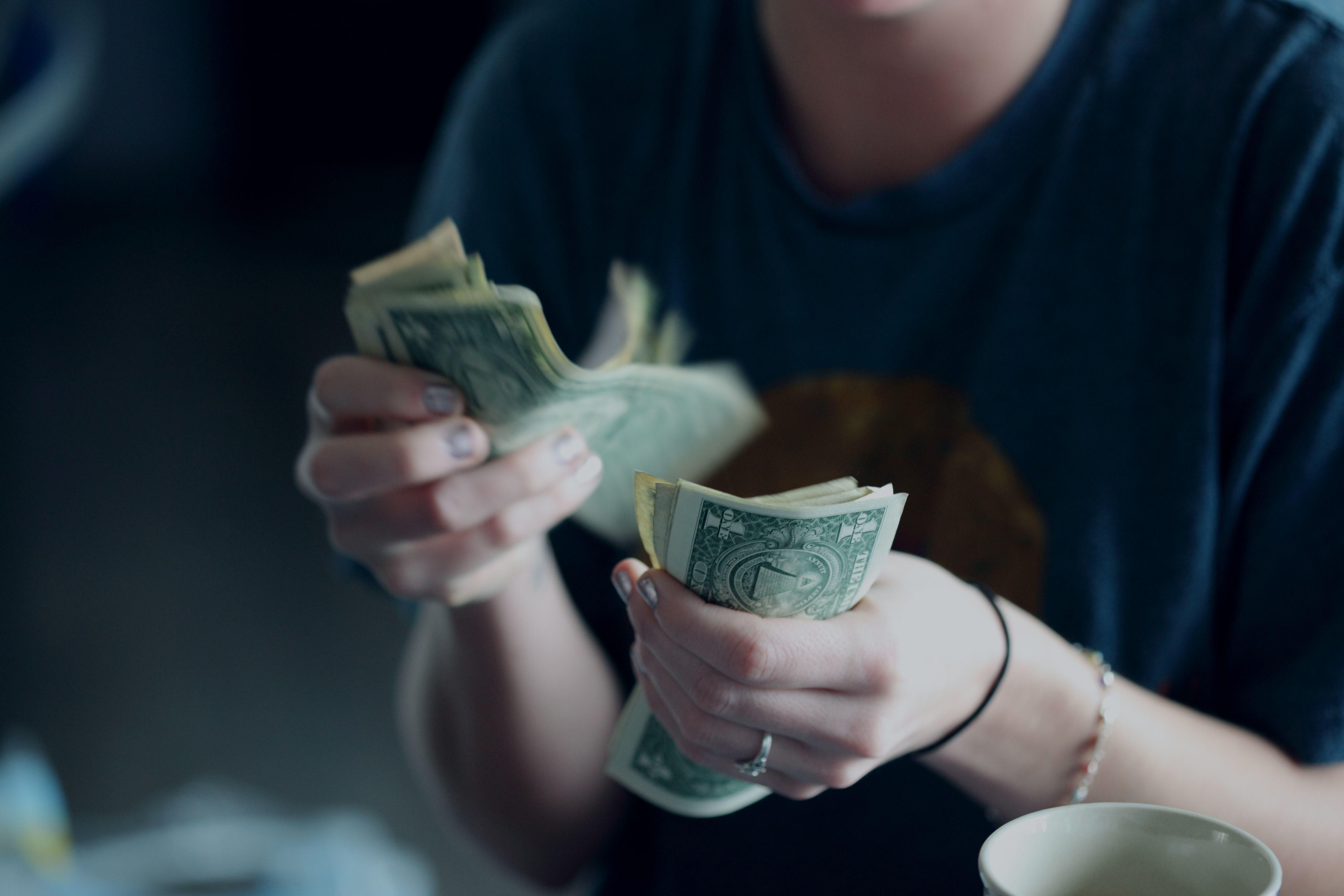 Dollár bankjegyeket számoló nő egy kávézóban