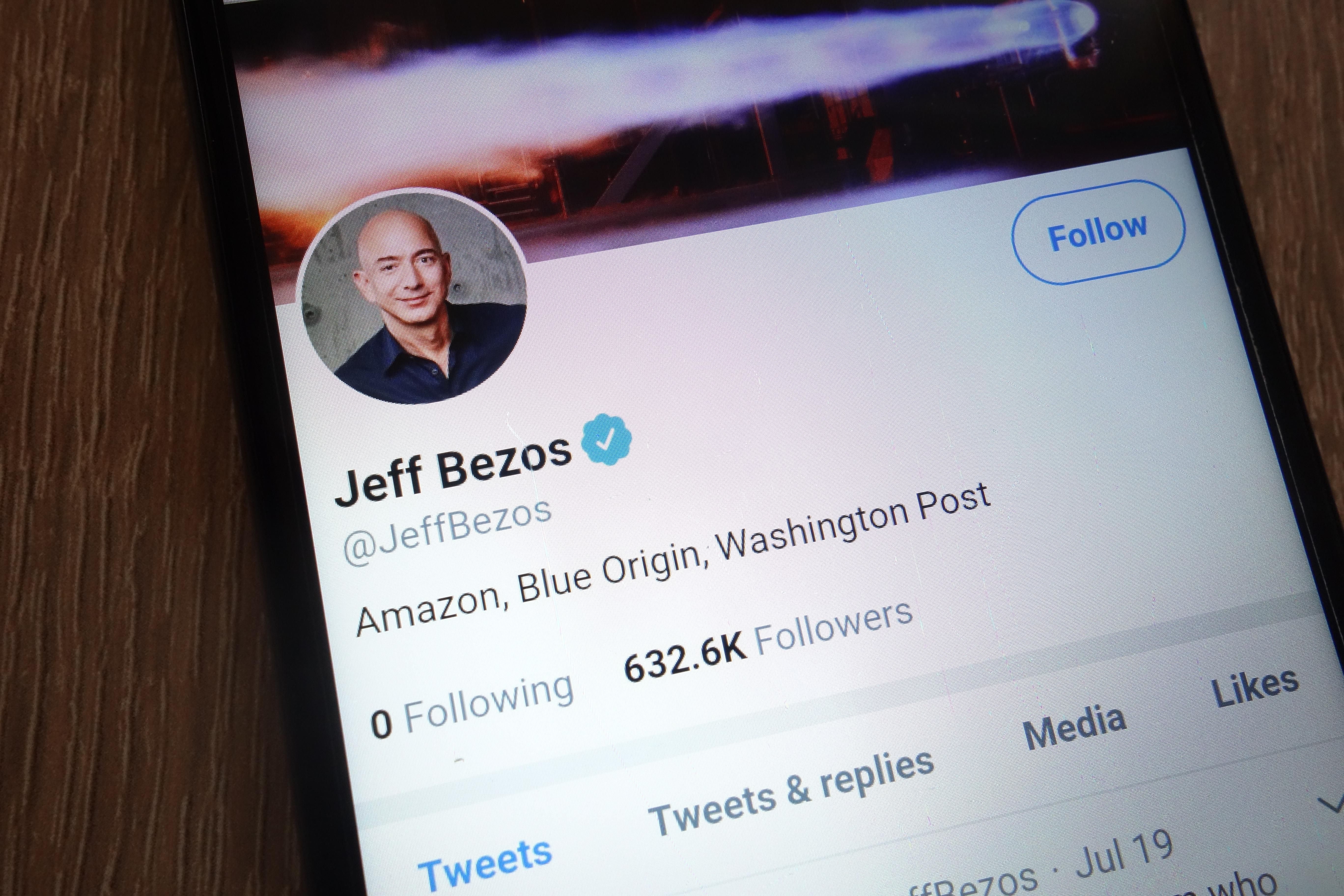 Jeff Bezos hátrébb lép