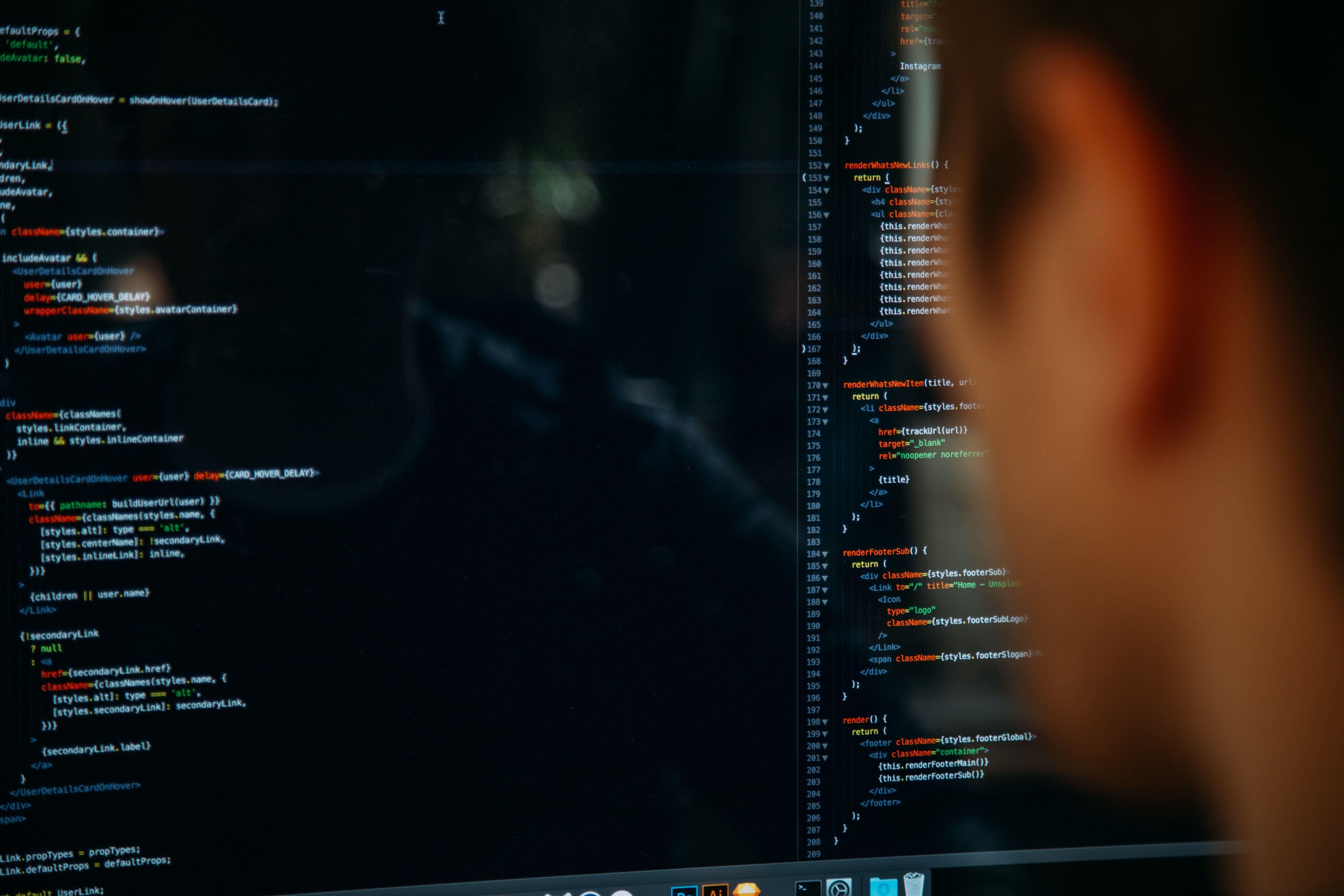 Kódokat néz egy programozó a monitorján