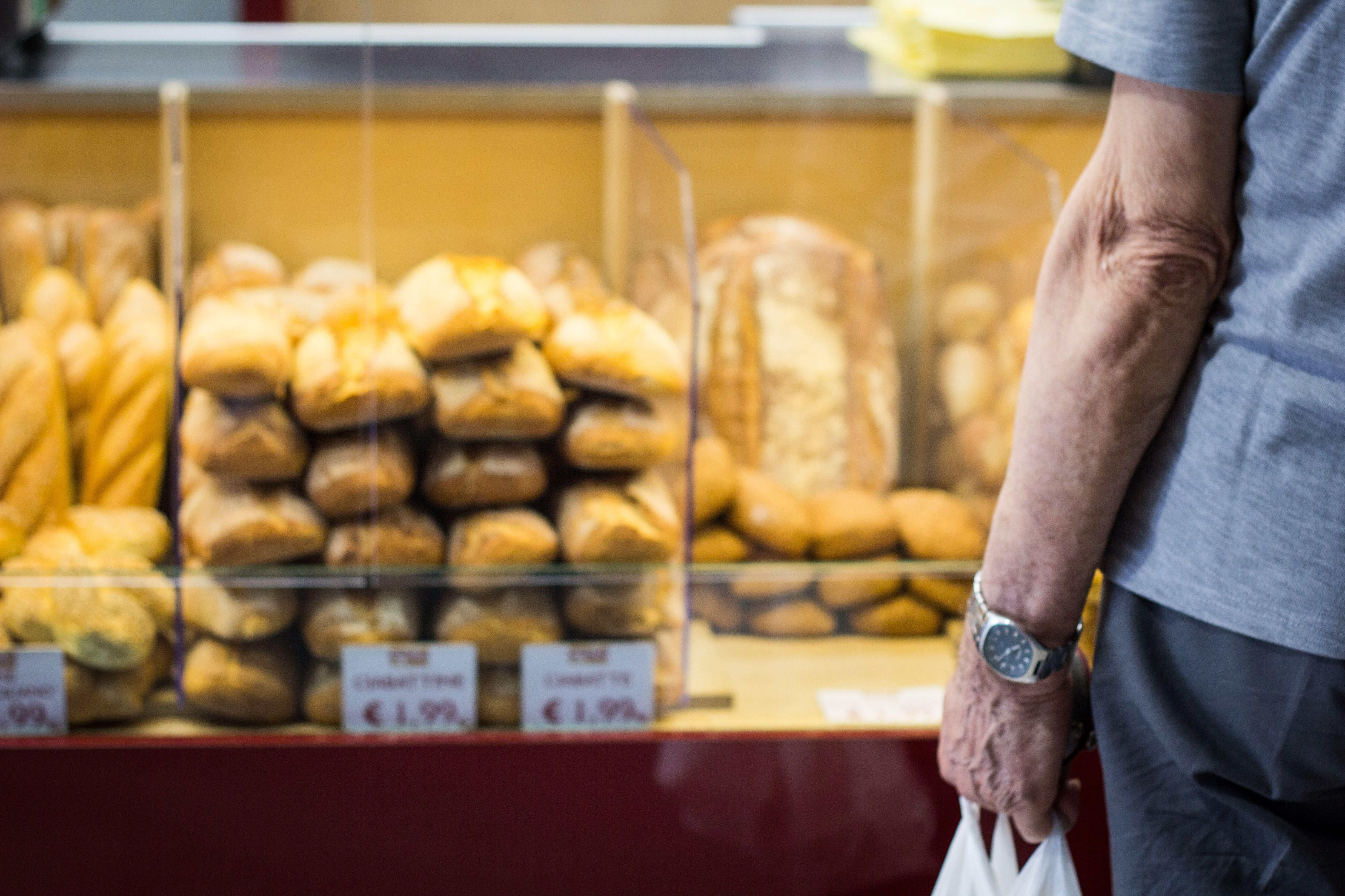 Kisbolt kenyeres pultja öreg vevő kezével