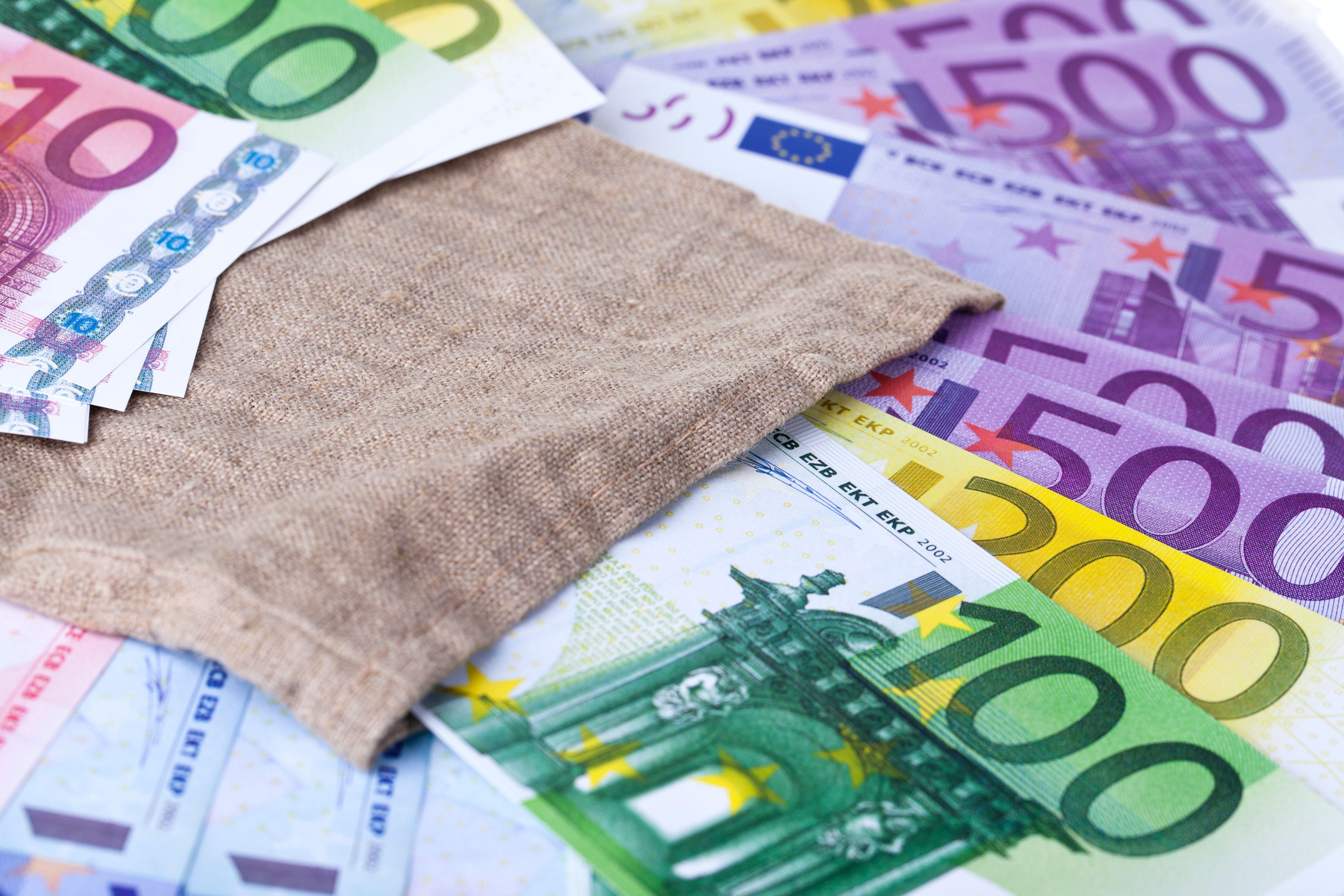 Euróbankjegyek ömlenek egy vászonzsákból