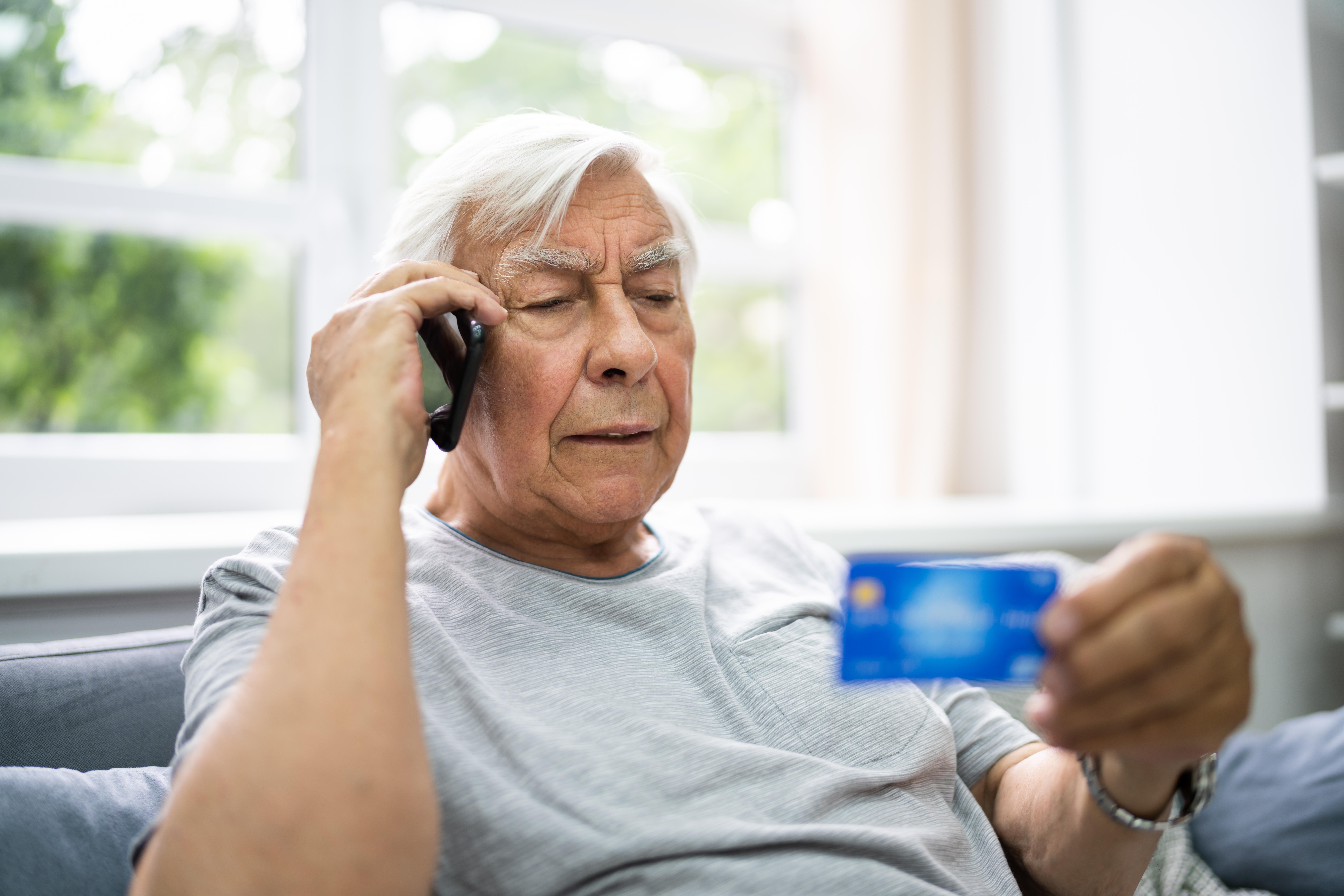 Telefonon vadásznak az öregekre a végrehajtós csalók