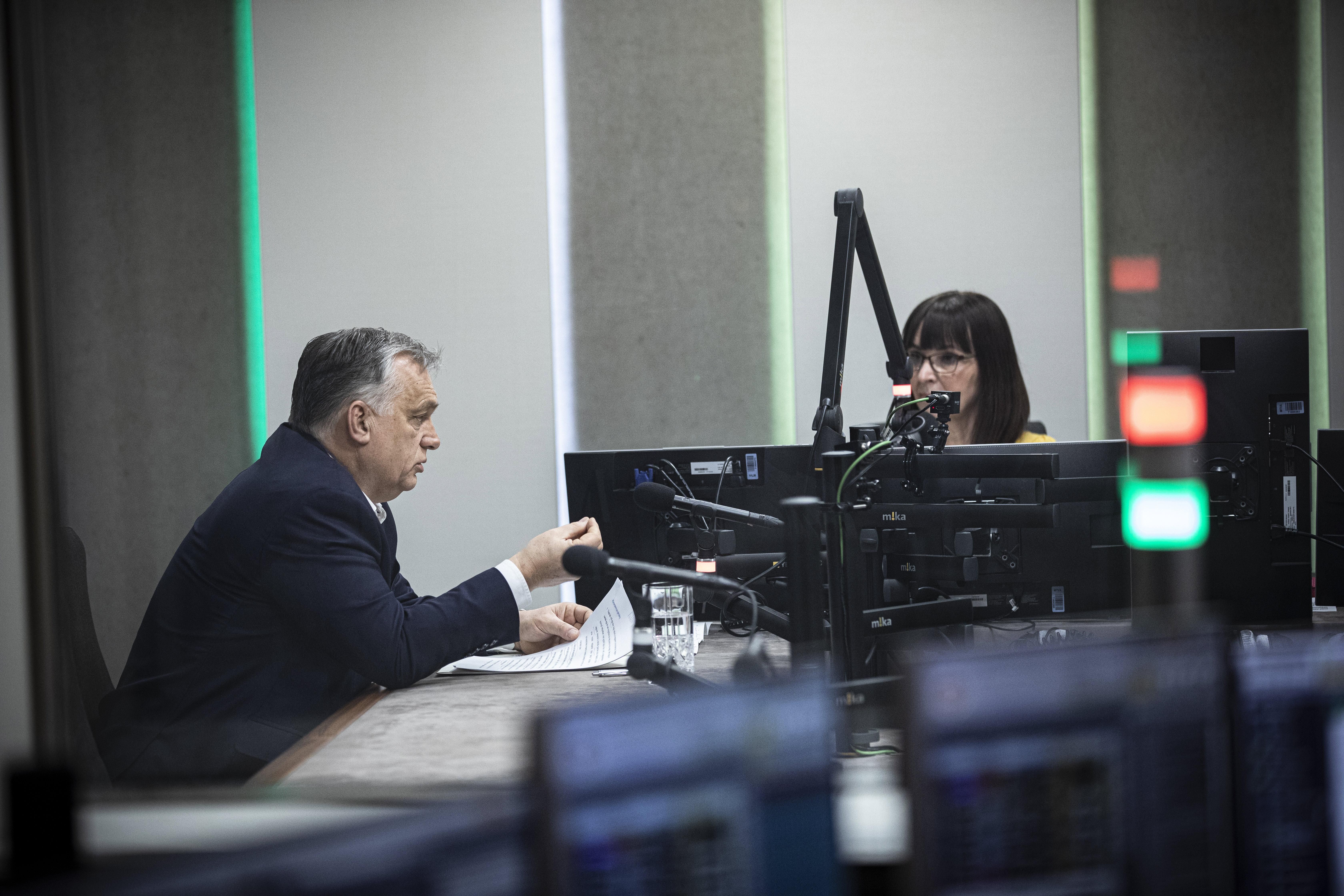 Orbán Viktor a közrádió stúdiójában
