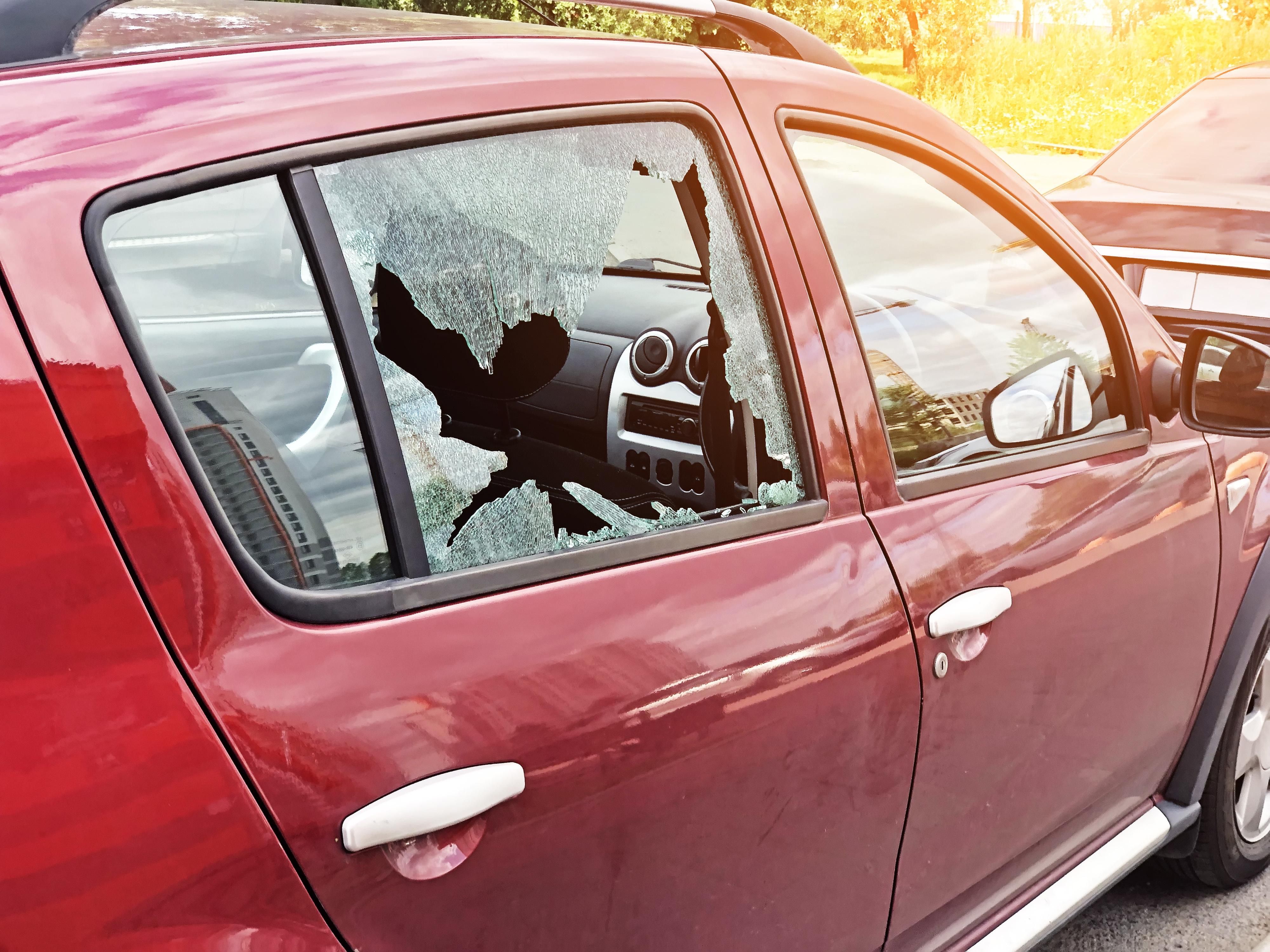 Ha betörték a kocsid ablakát, jól jön a casco 