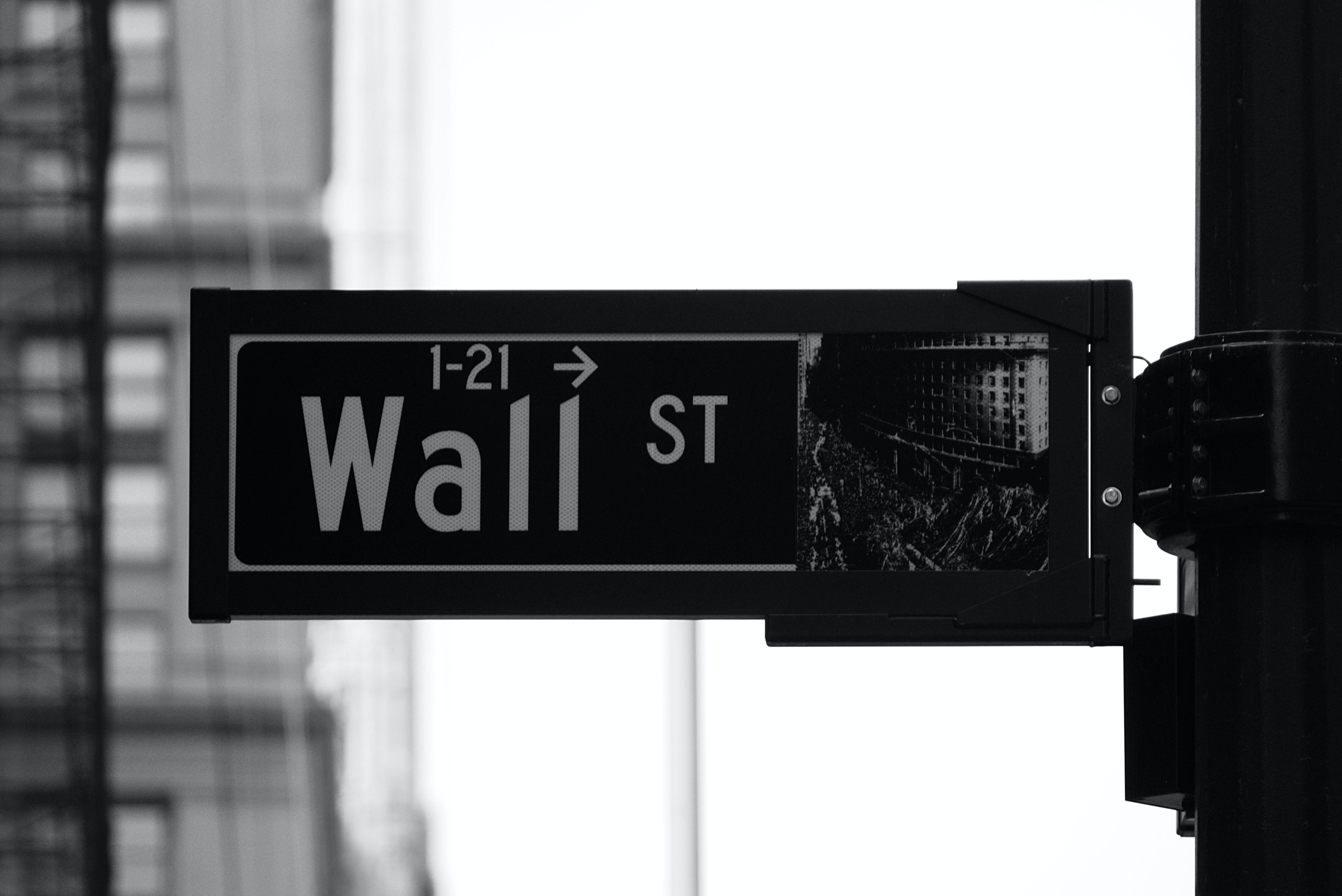 Az amerikai értéktőzsdének helyet adó Wall Street utcanév táblája közelről