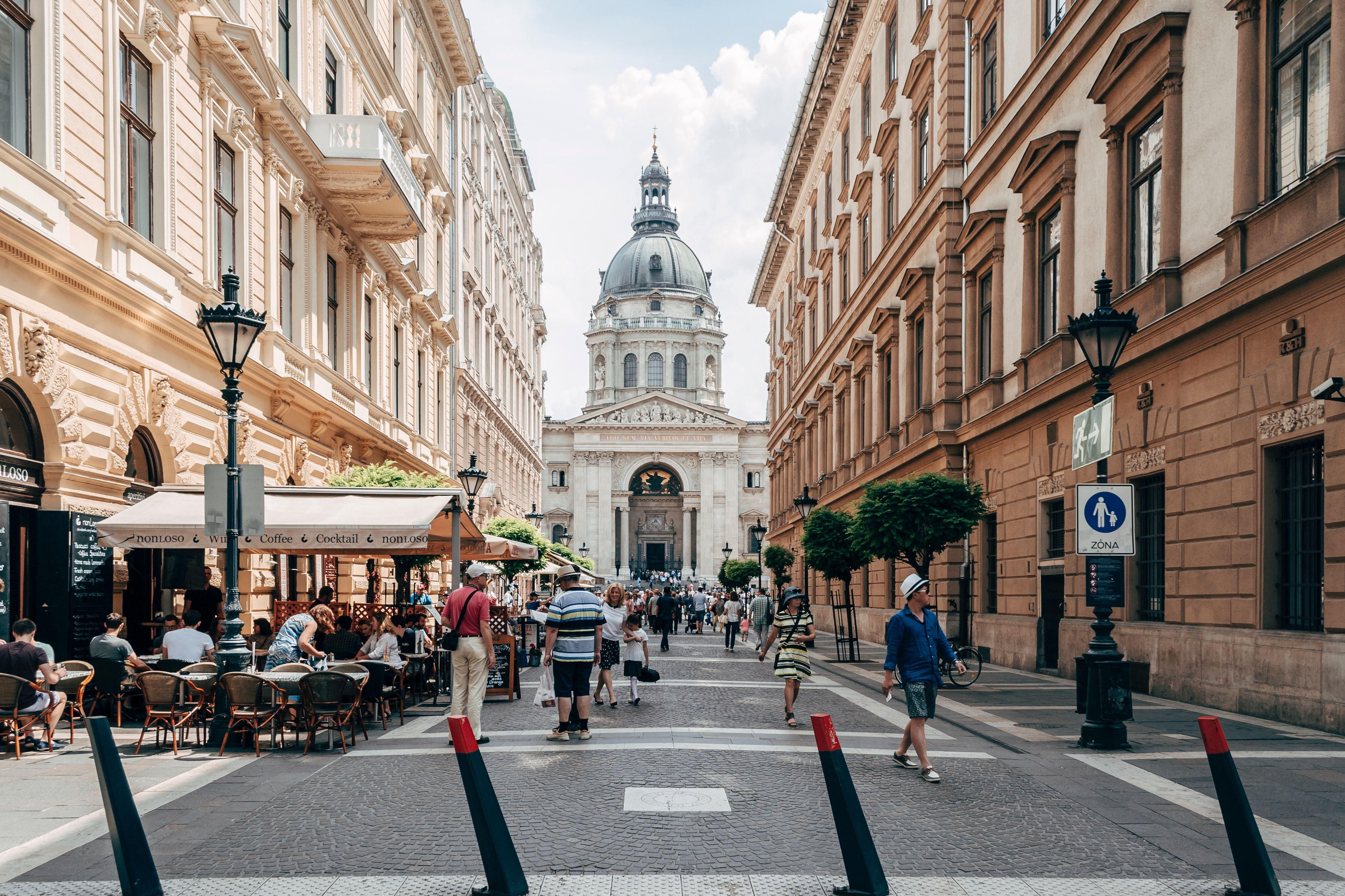 Budapesti belvárosi utcarészlet a Bazilikával