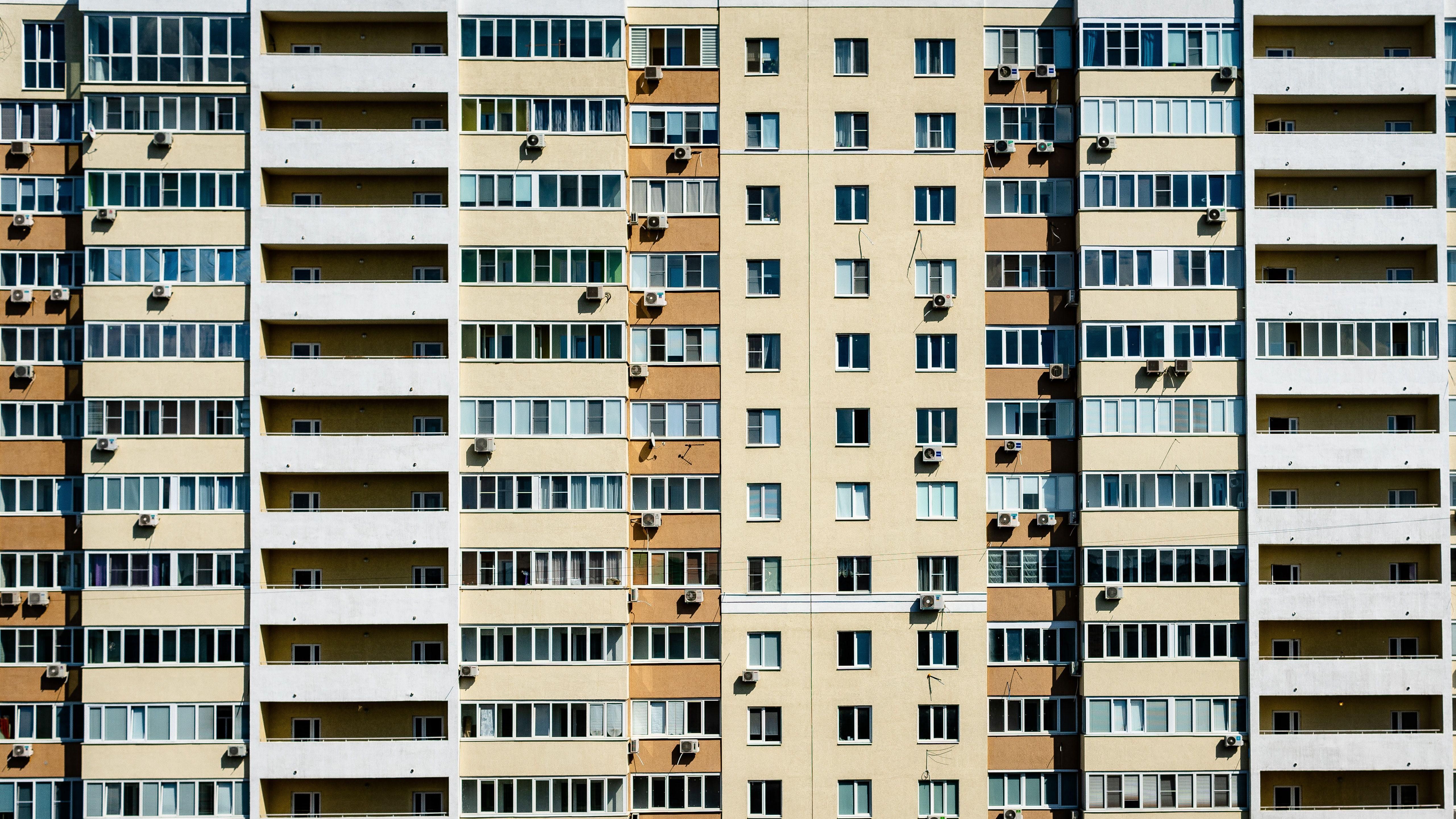 Panel háztömb homlokzata erkélyekkel, klímaberendezésekkel távolról