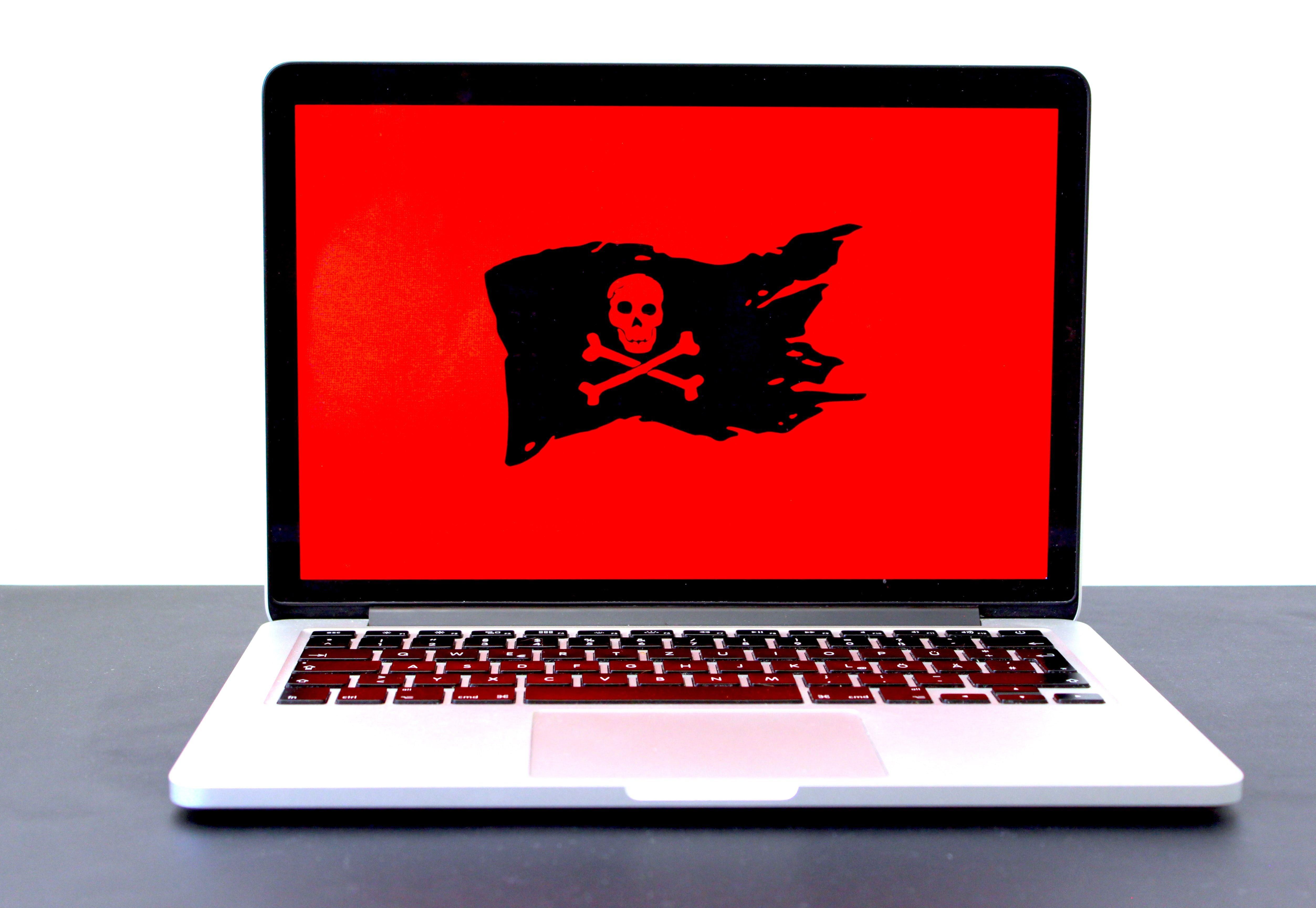 Kalózlobogó vörös alapon egy laptop kijelzőjén