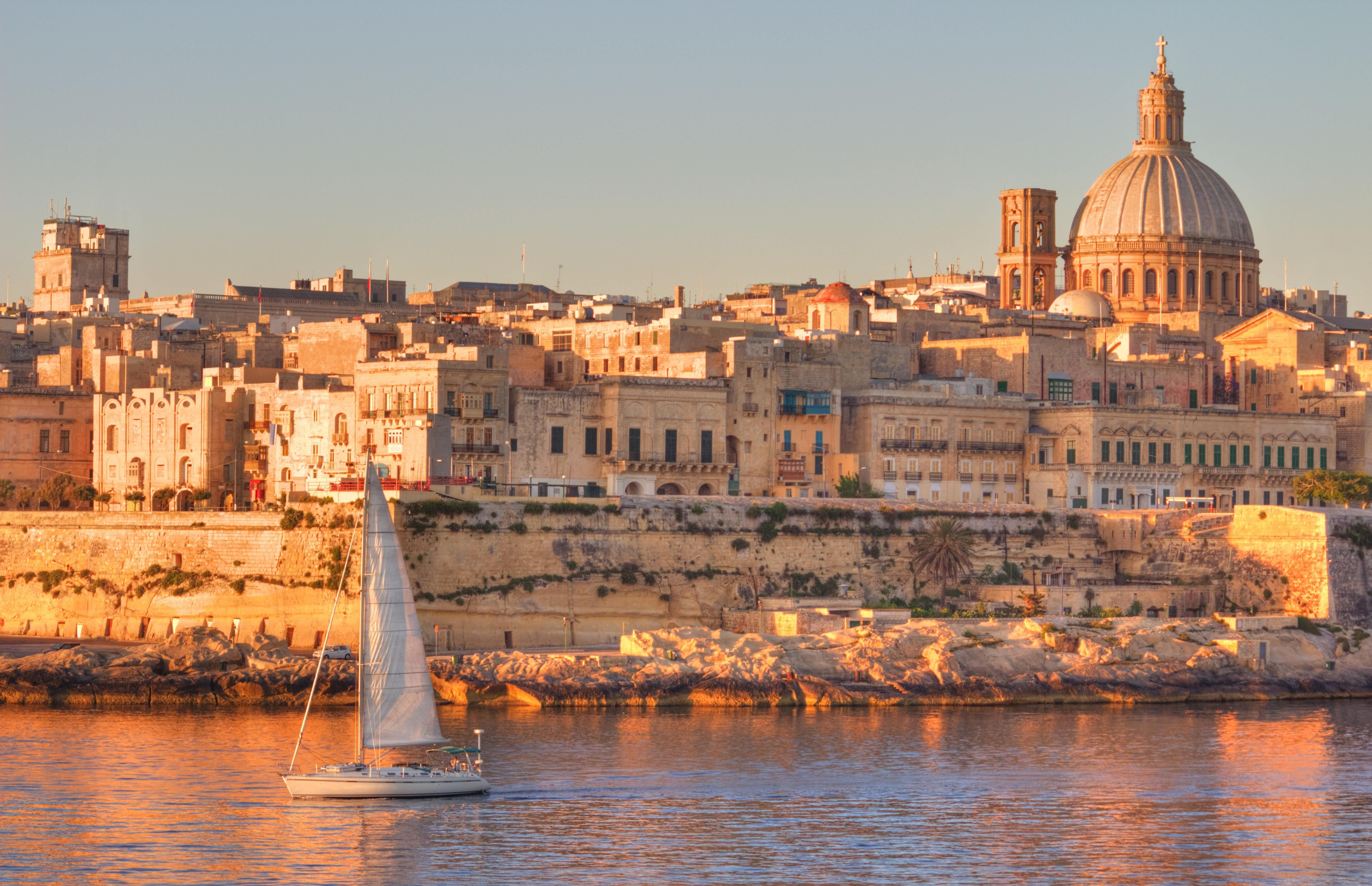 Málta fővárosa reggeli napfényben