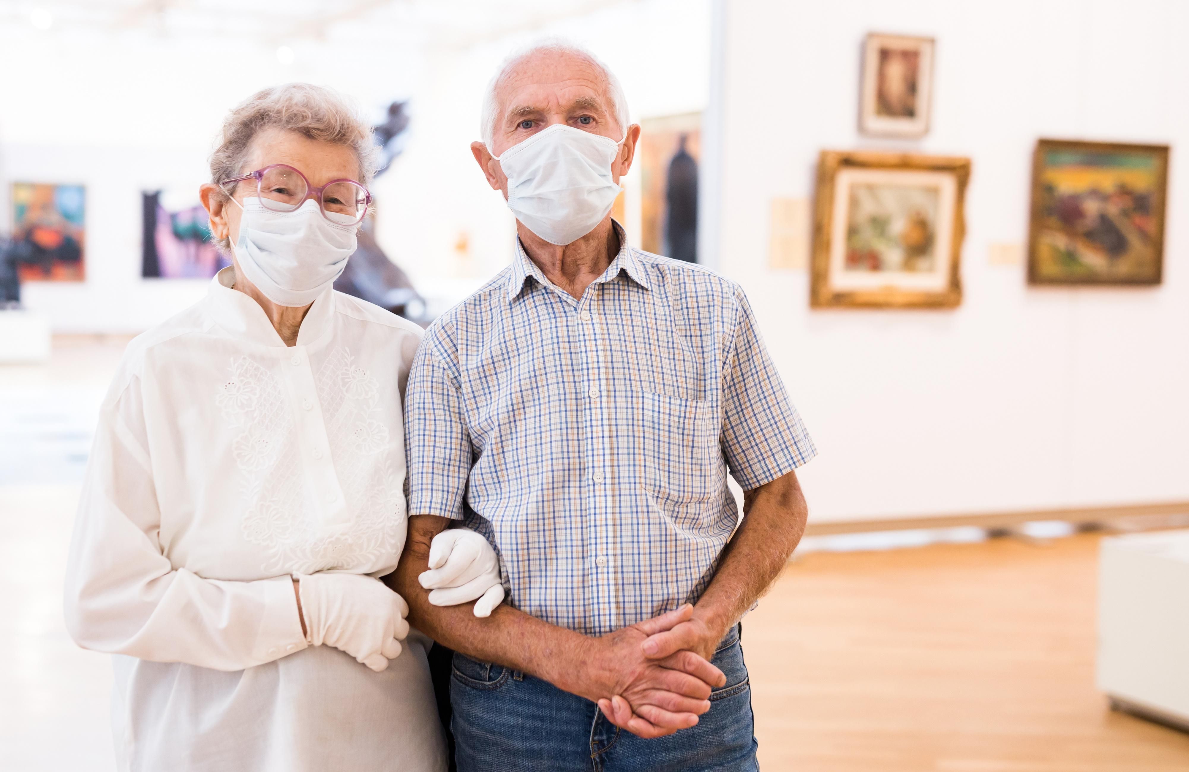 Nyugdíjas házaspár maszkban