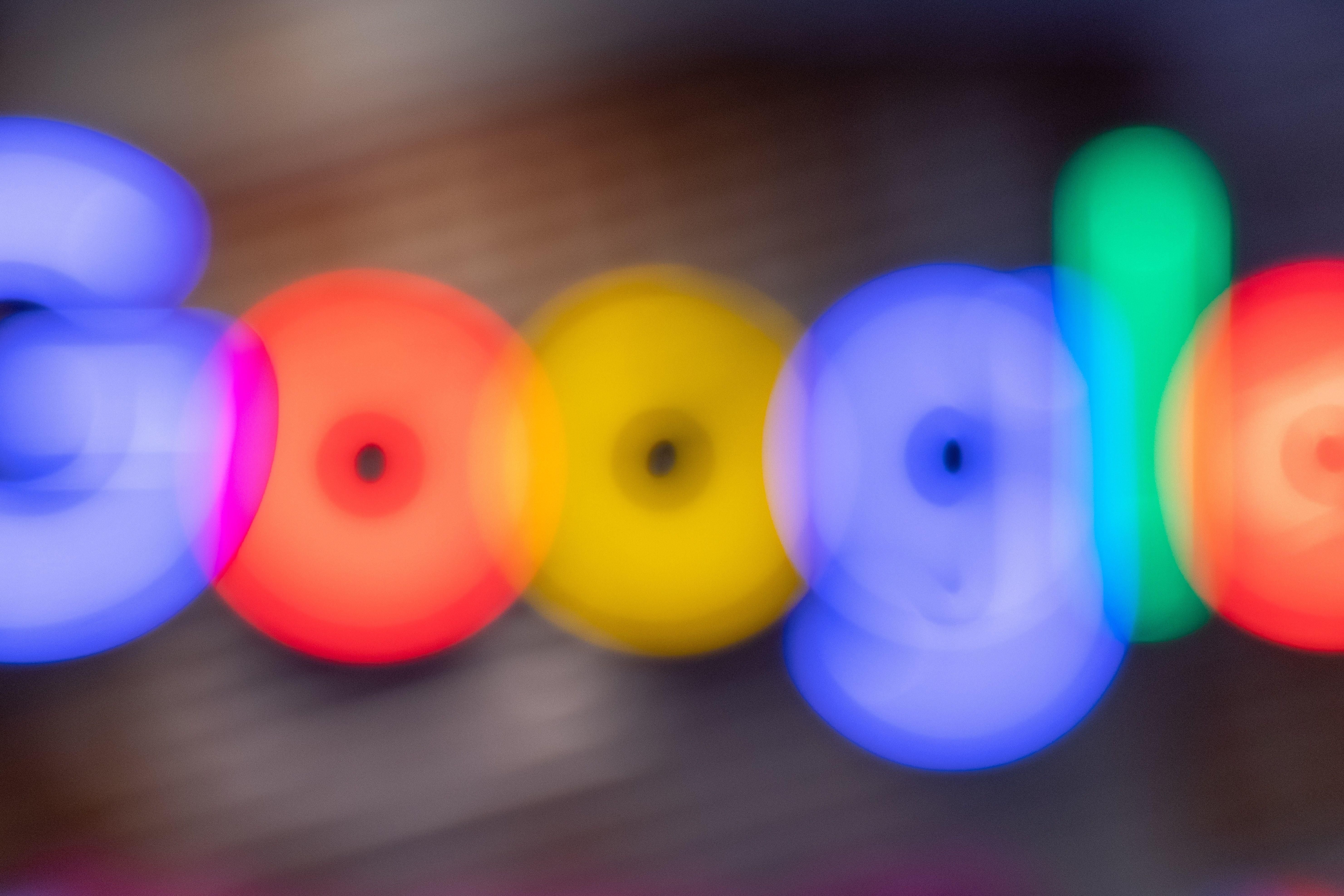 Színes, világító Google logó homályosan