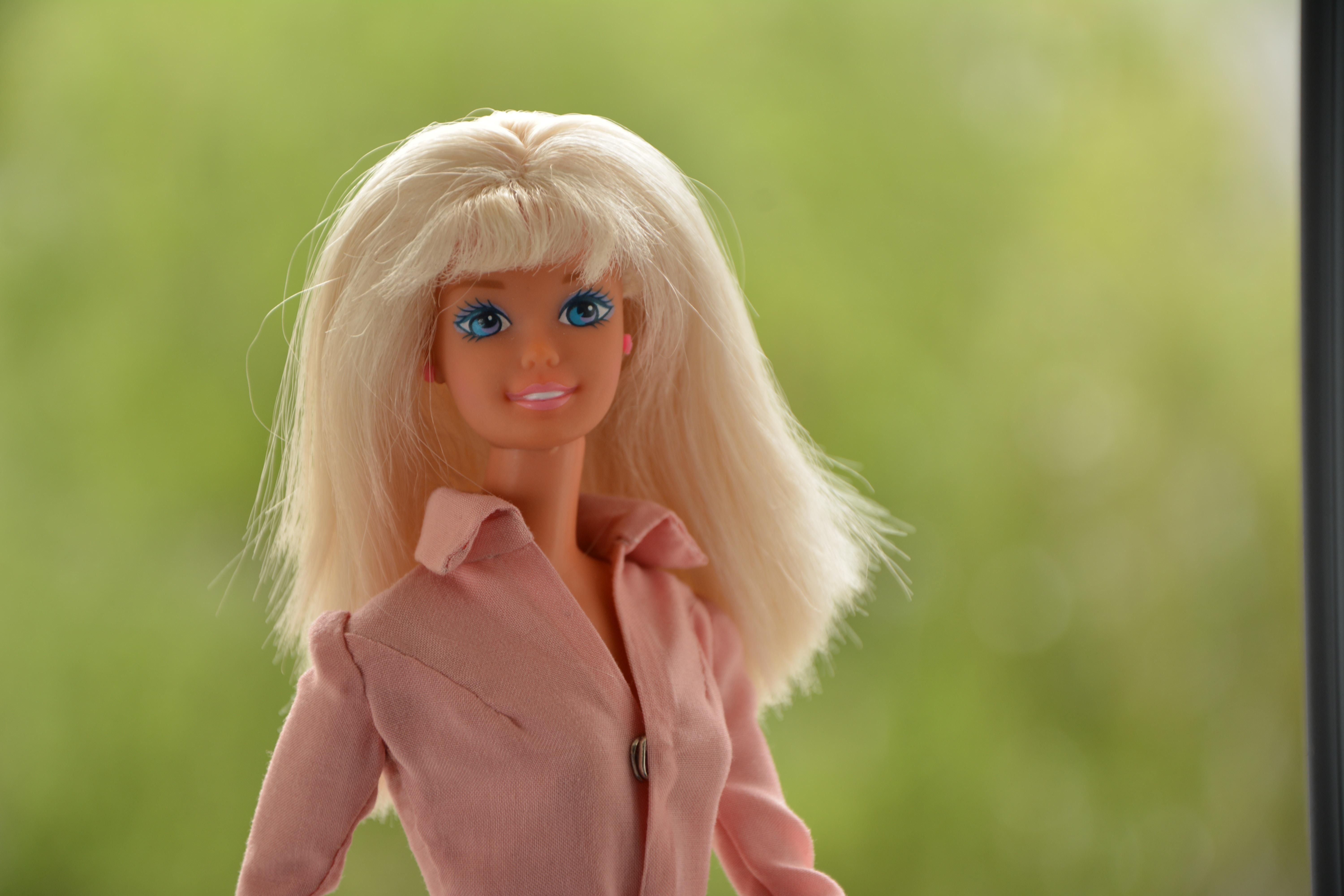 62 év után is úgy viszik a Barbie babákat, mint a cukrot
