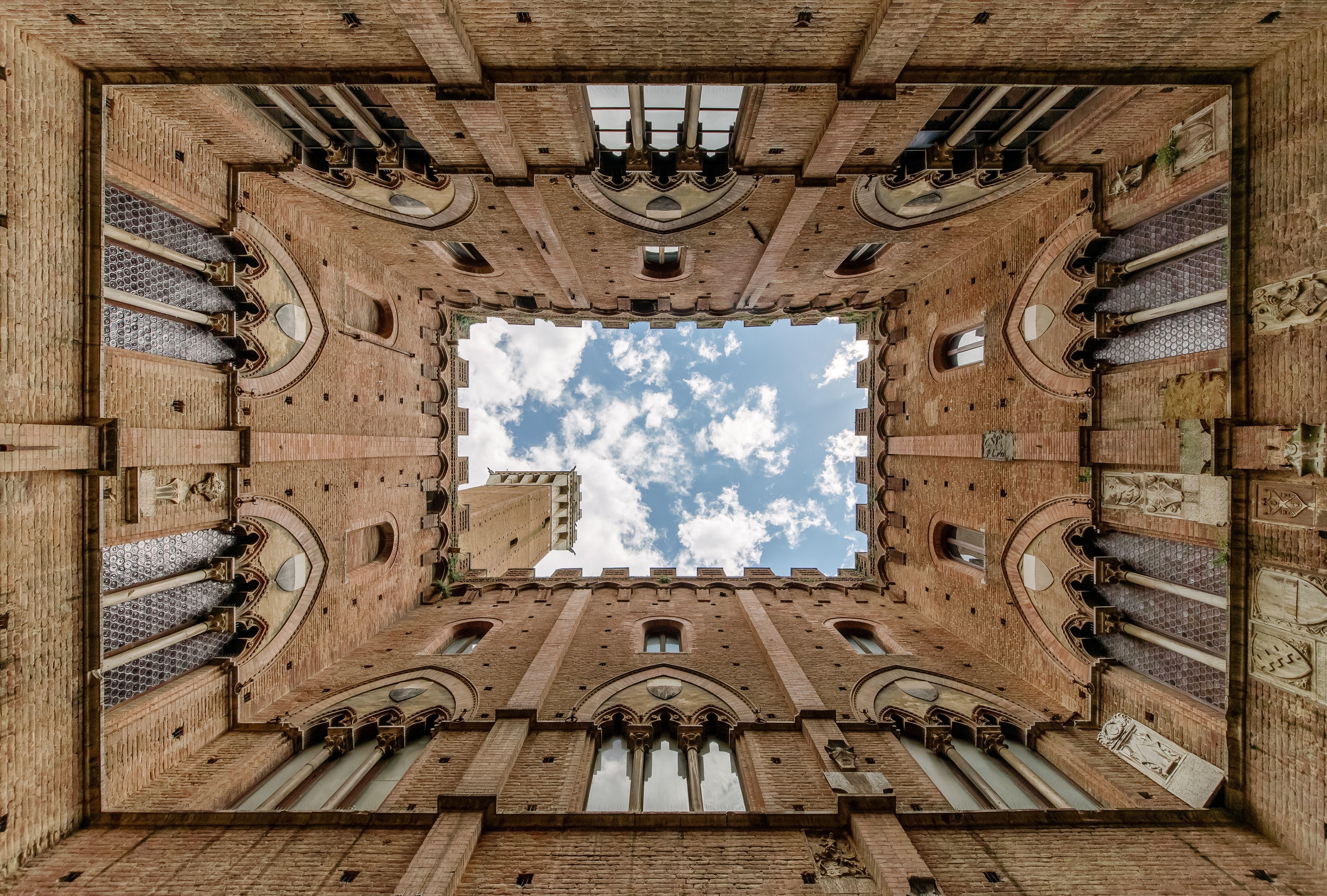 Egy olasz templomudvar belülről az ég felé fotózva