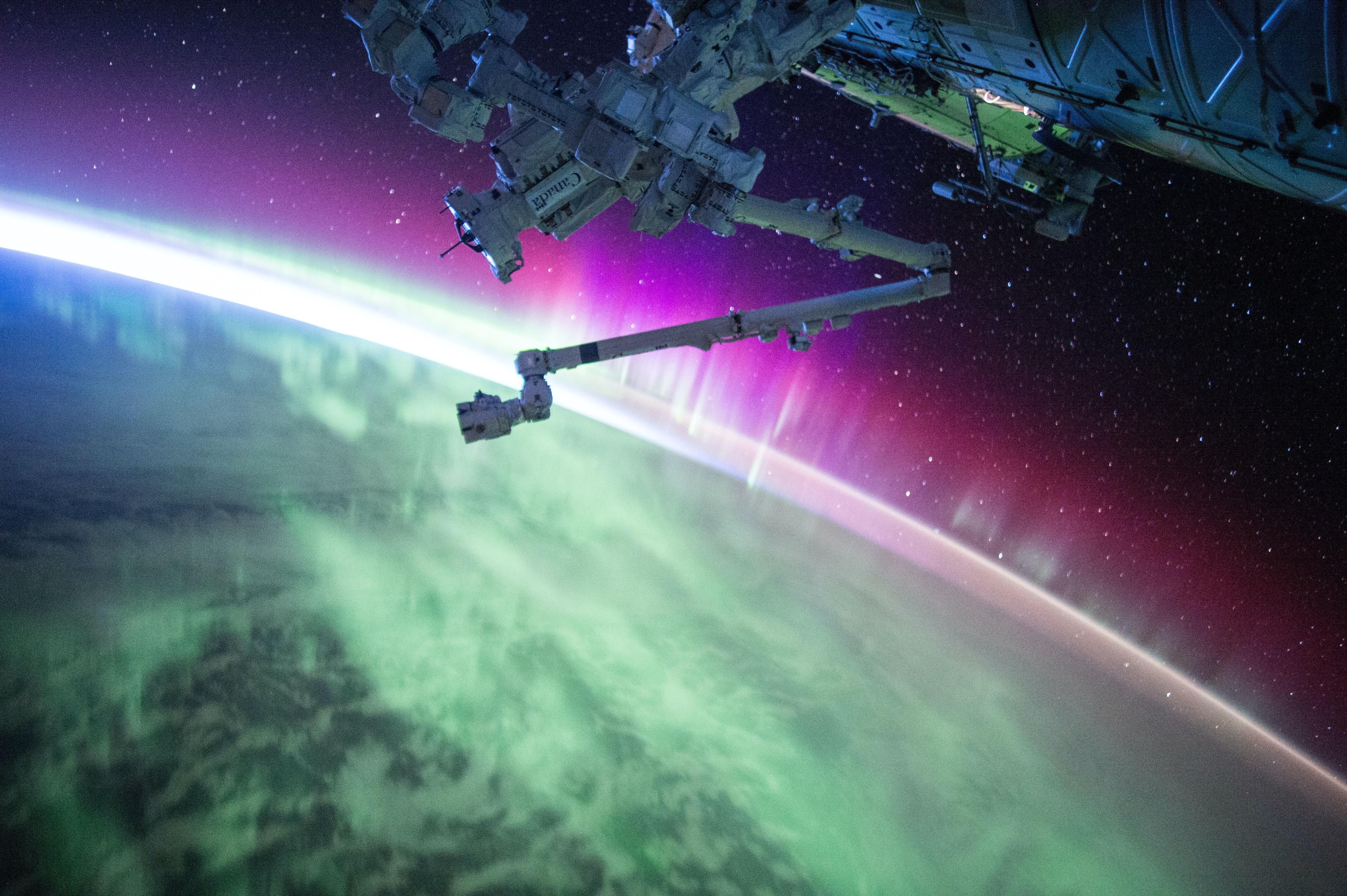 A Nasa felvétele egy űrben, a Föld felett dolgozó robotkarról