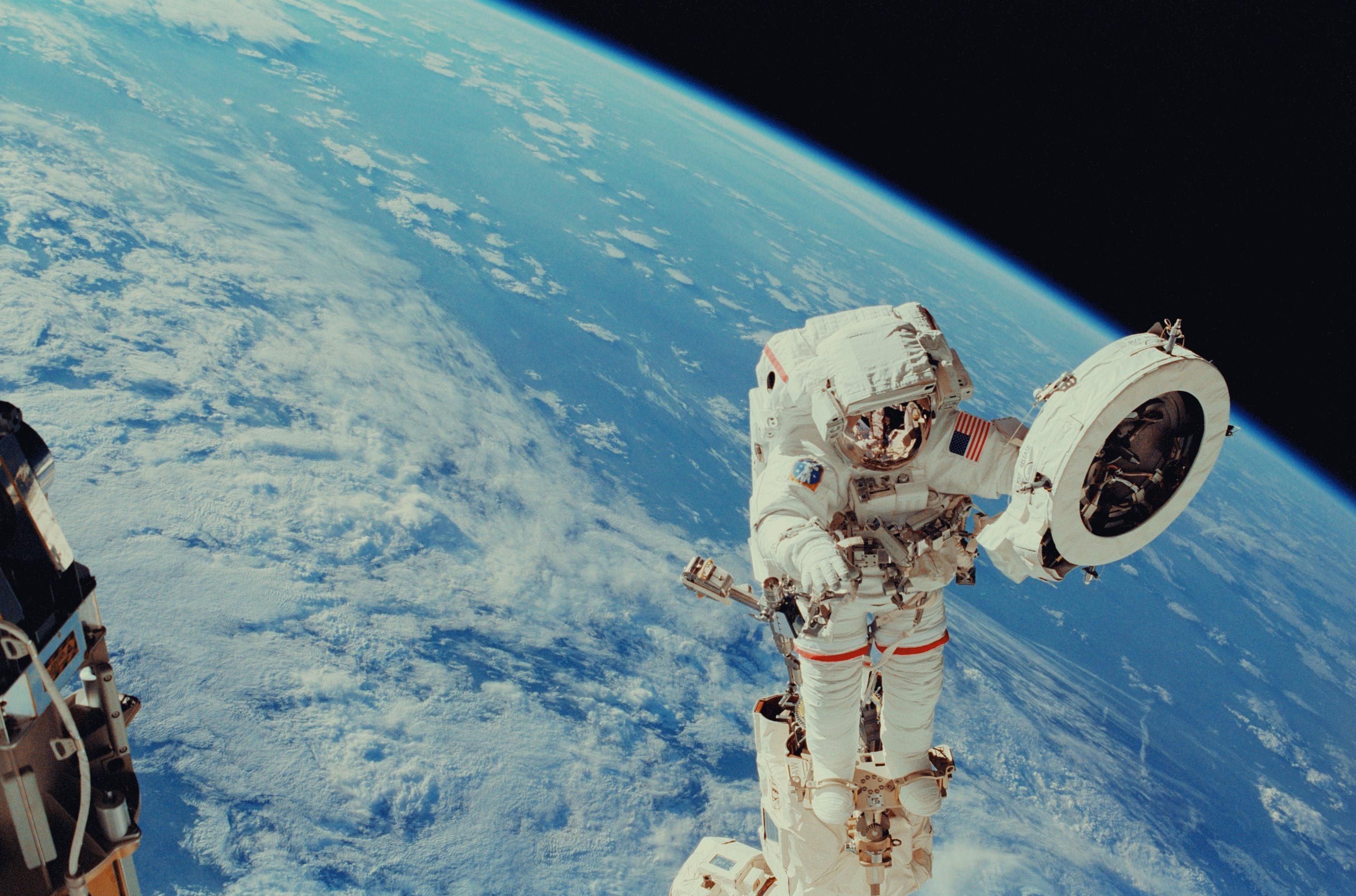 NASA űrhajós lebeg az űrben, a háttérben a Föld bolygó