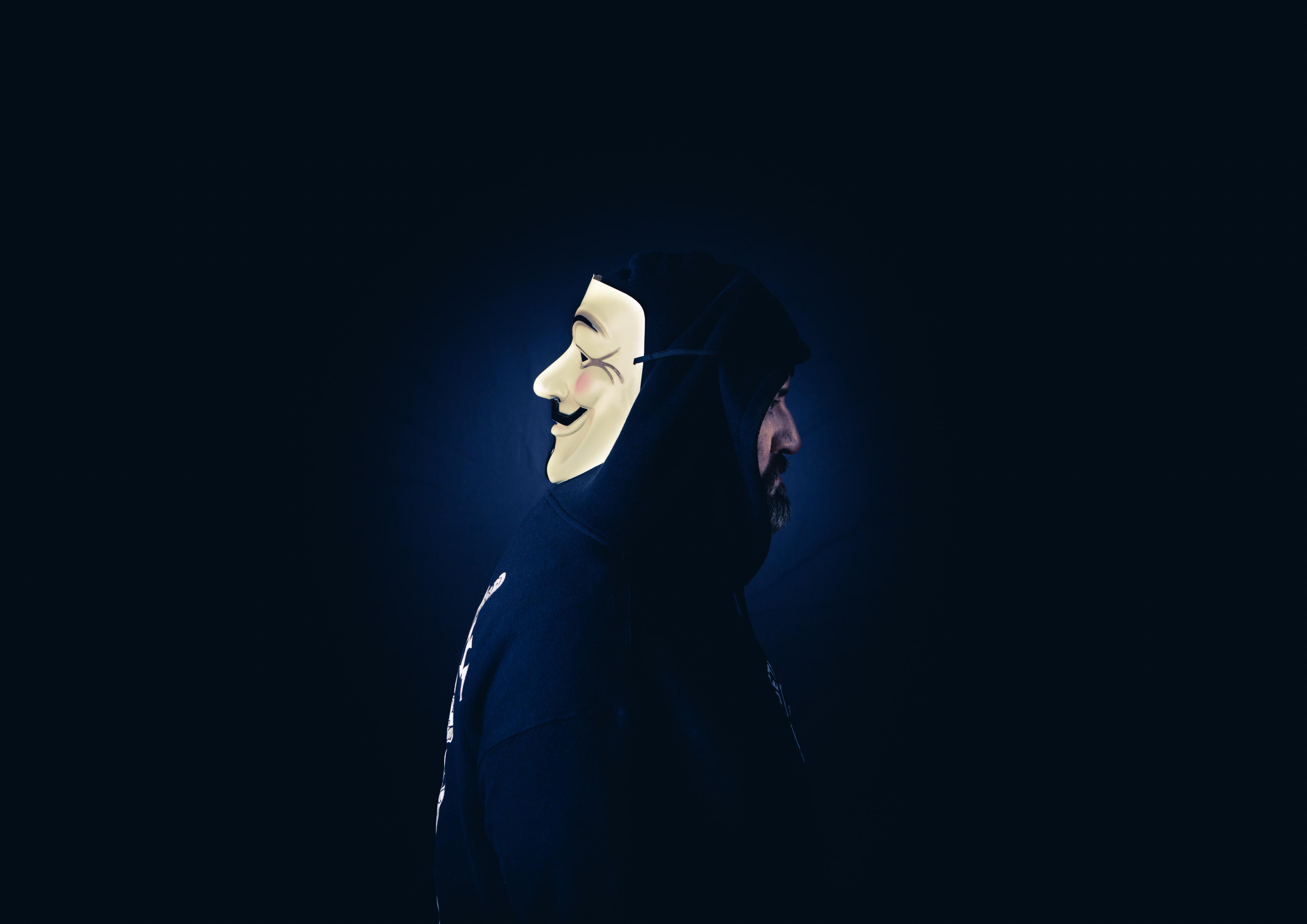 Guy Fawkes maszkos hacker készül felmenni a sötét webre