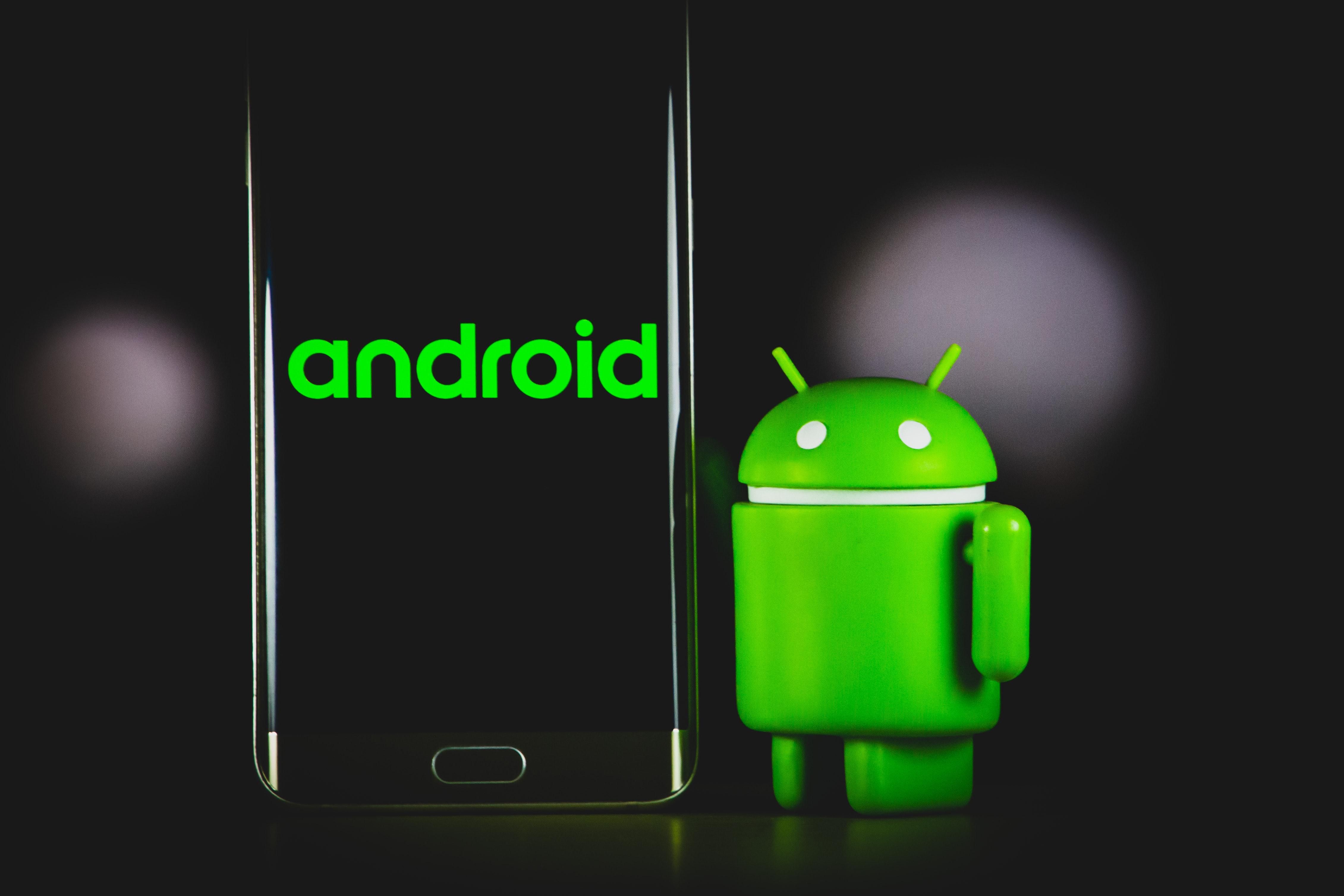 Android áll egy telefon mellett, amelyen meg fog szűnni a YouTube
