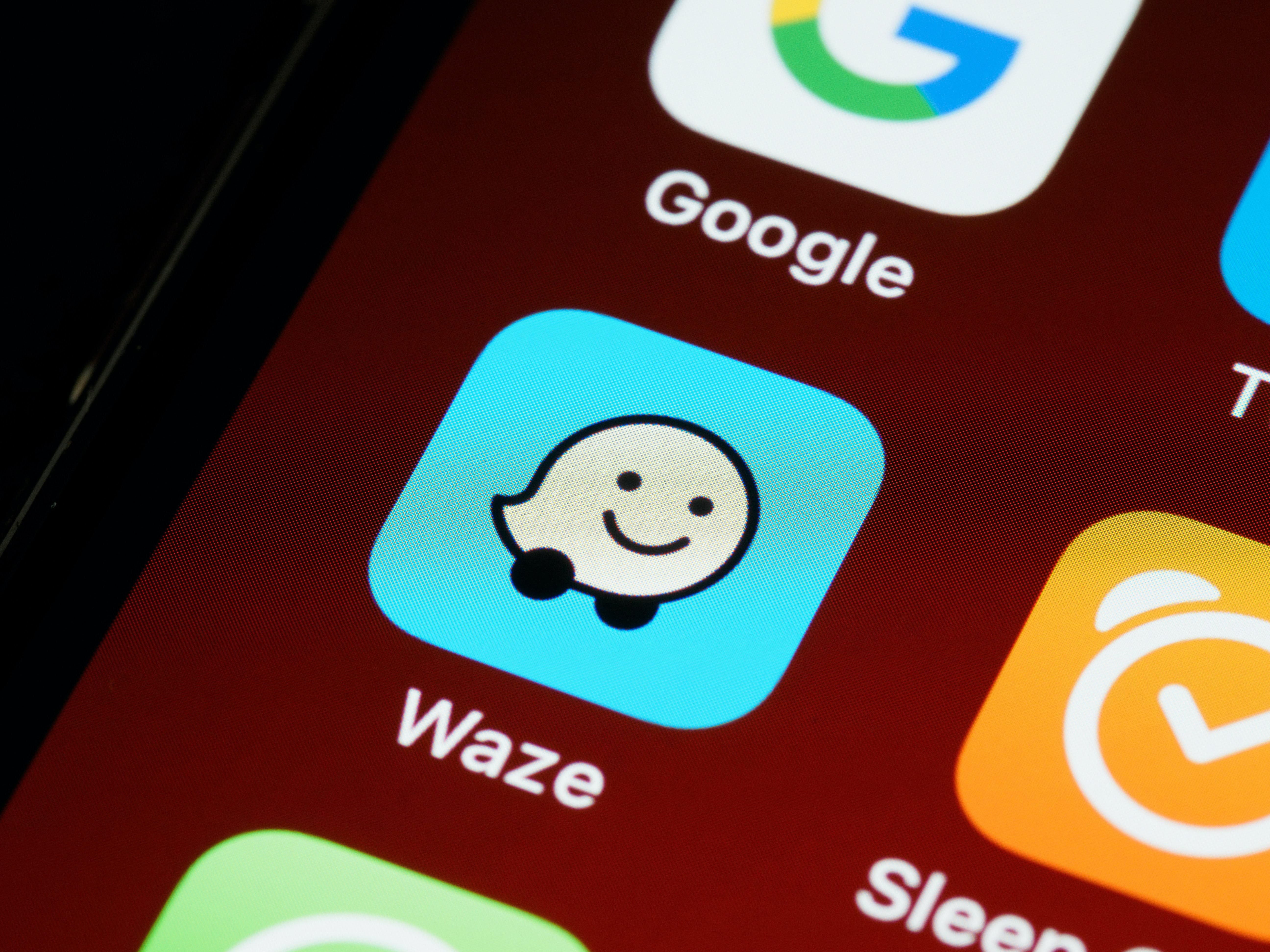 Waze applikáció a telefonon, mosolygós szimbólummal