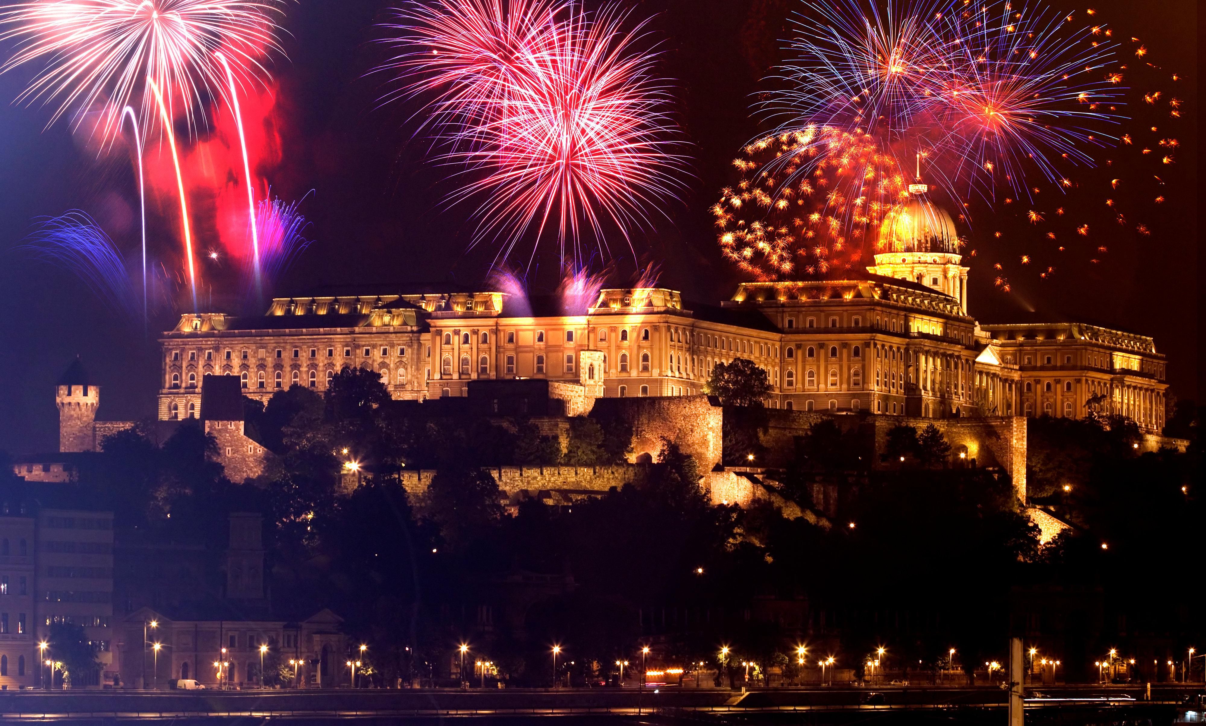 Sem szél, sem eső nem zavarja meg a budapesti tűzijátékot