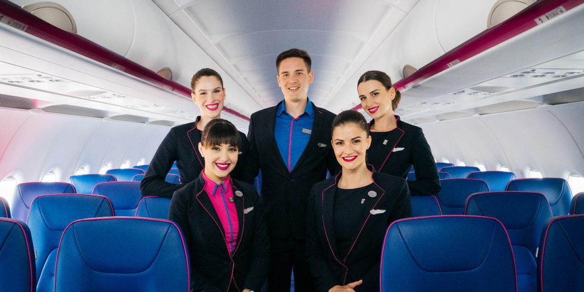 Szeretsz repülni? A pilóták után, most 800 légiutas kísérőt keres a Wizz Air