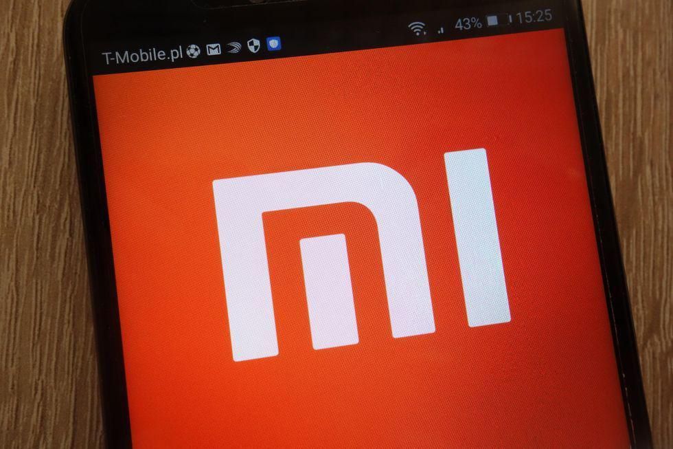 Xiaomi logó a Xiaomi telefonon, a cég hamarosan kiadja első autóját