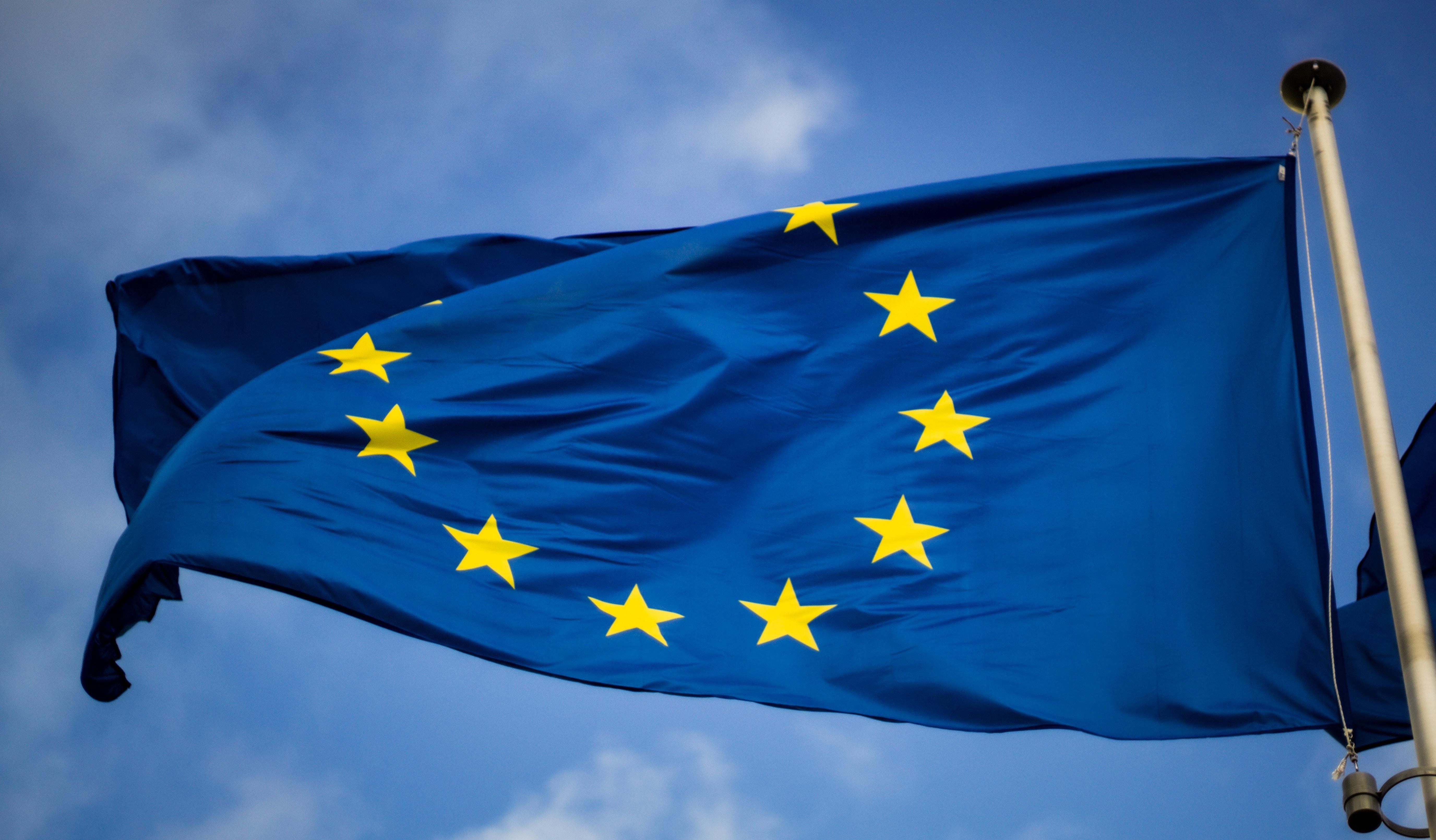 Az Európai Unió zászlója, és a szép kék, kissé felhős égbolt