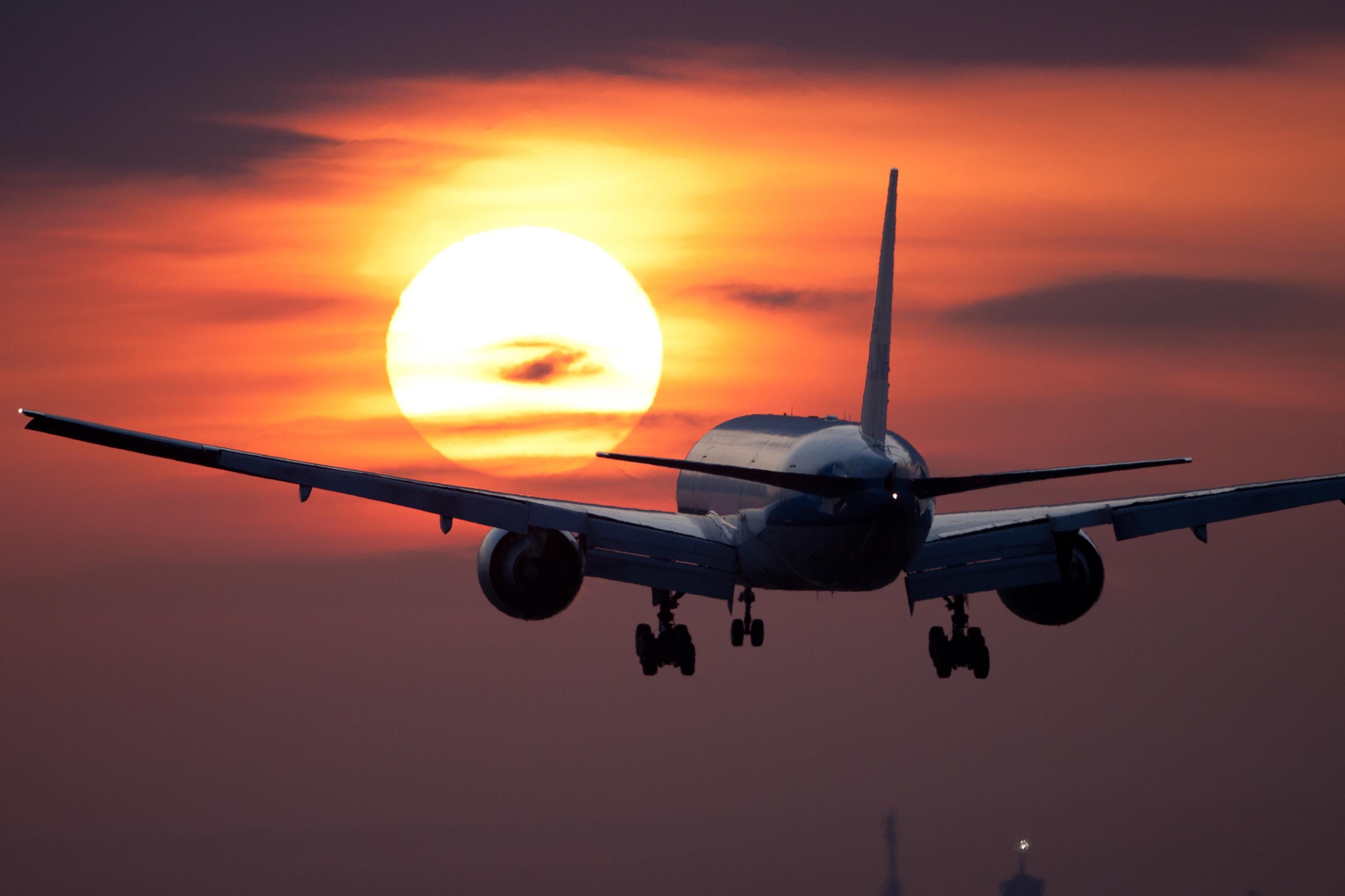 Boeing repülőgép száll az égen, naplementében
