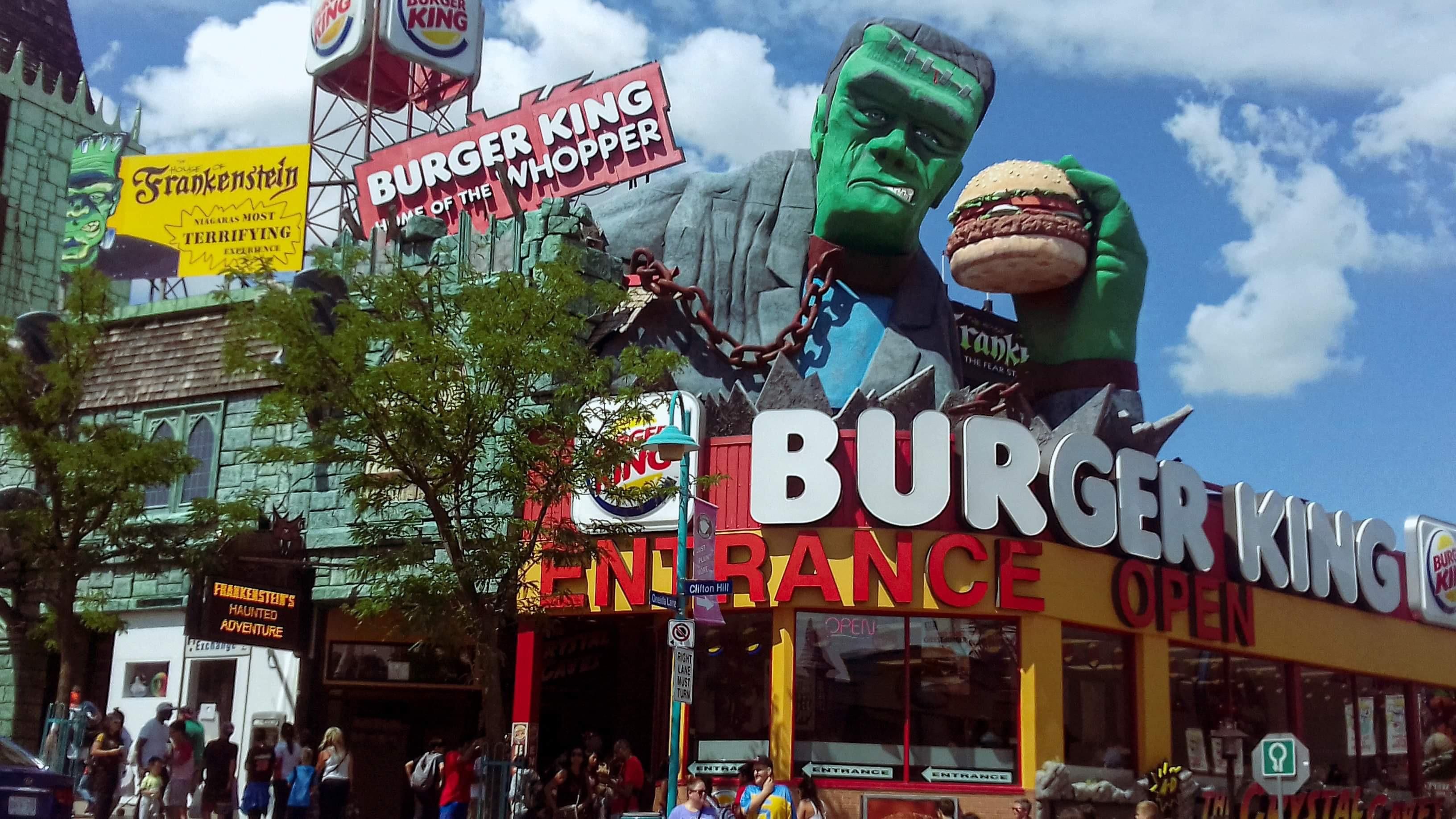 Burger King étterem egy forgalmas utcán tetején Frankeinstein szörnyével