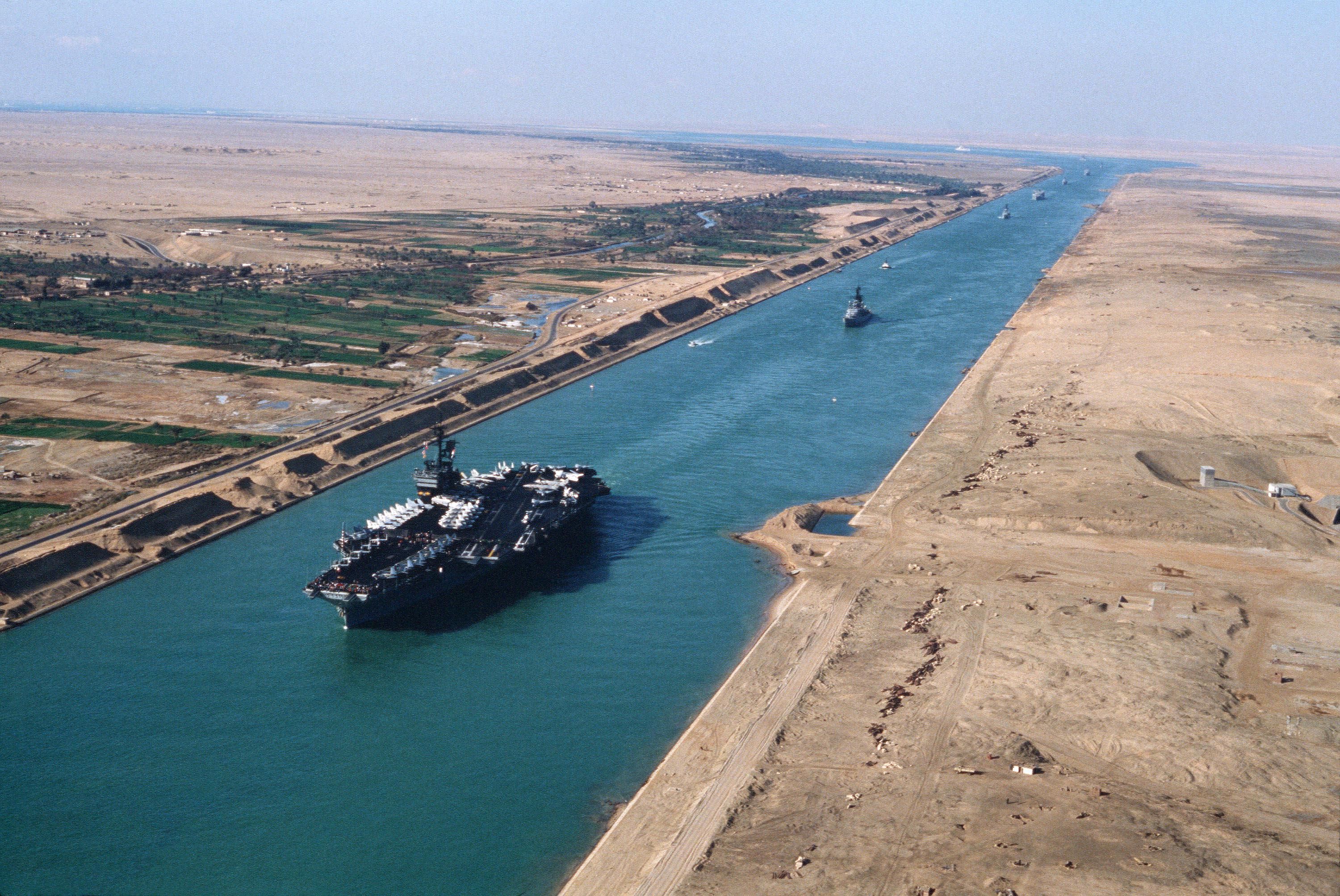 Szuezi-csatornán áthaladó katonai anyahajó