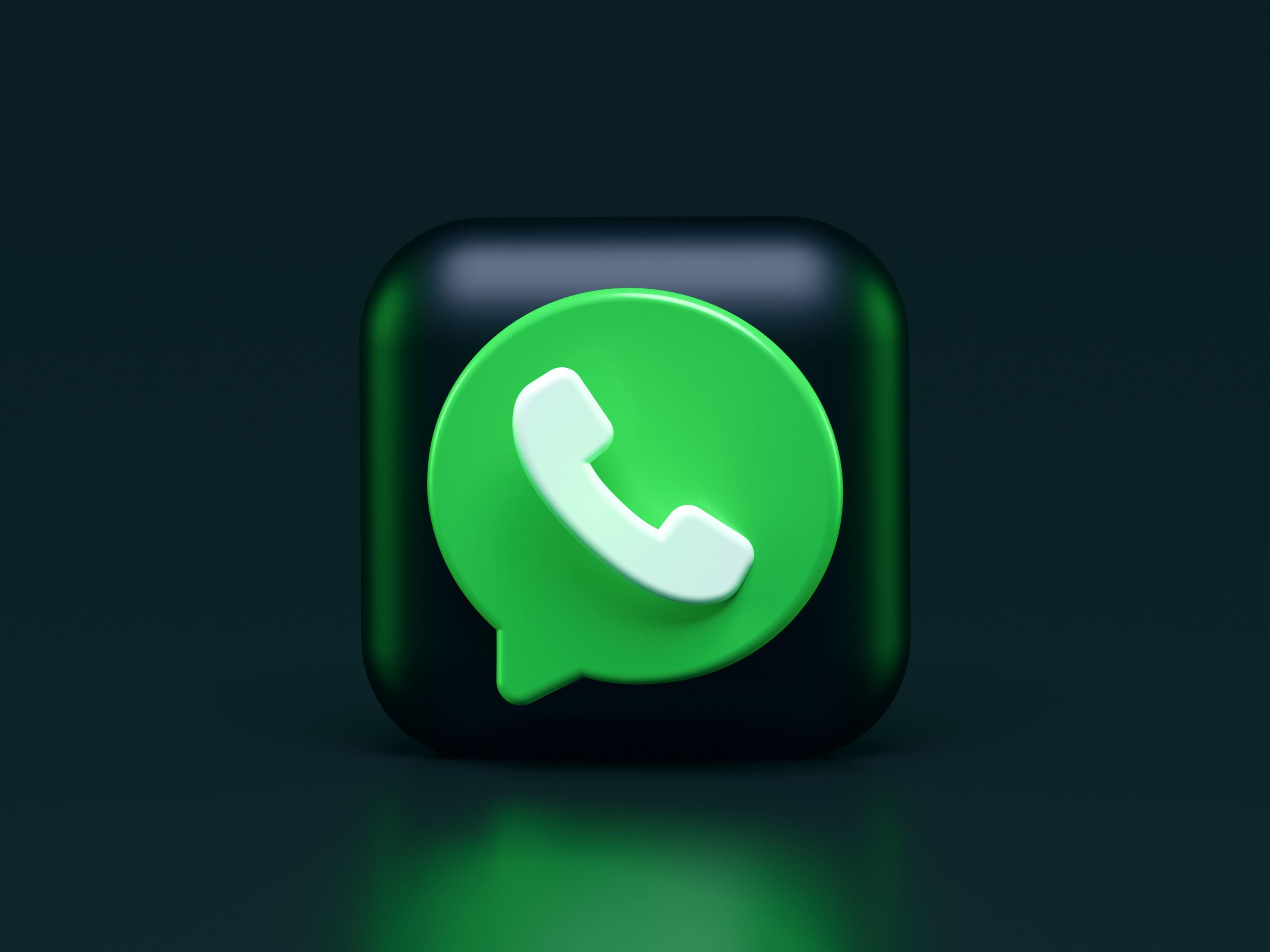 Kék és fehér WhatsApp logó sötét környezetben
