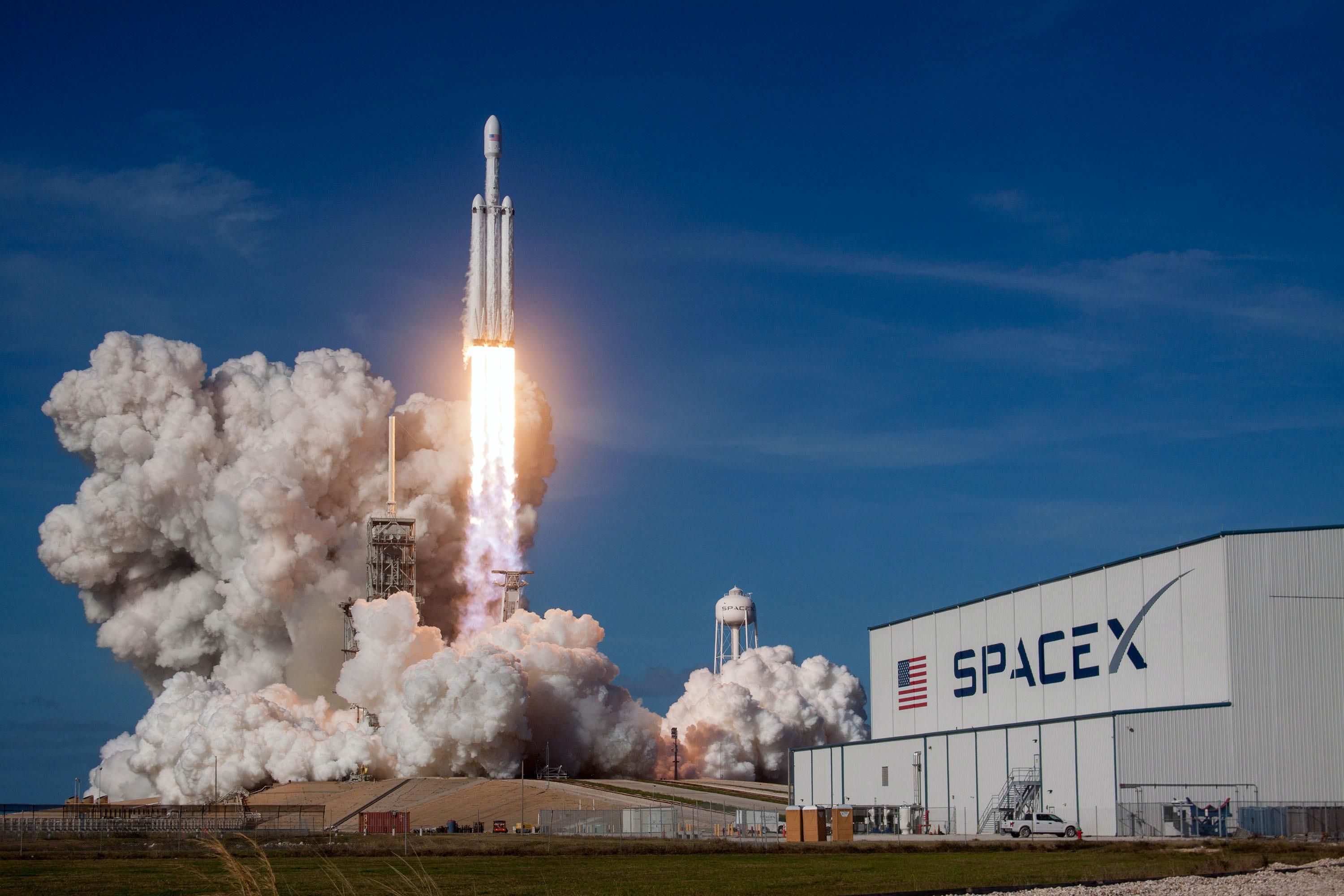 A SpaceX rakétájának kilövése nappal egy bázisról