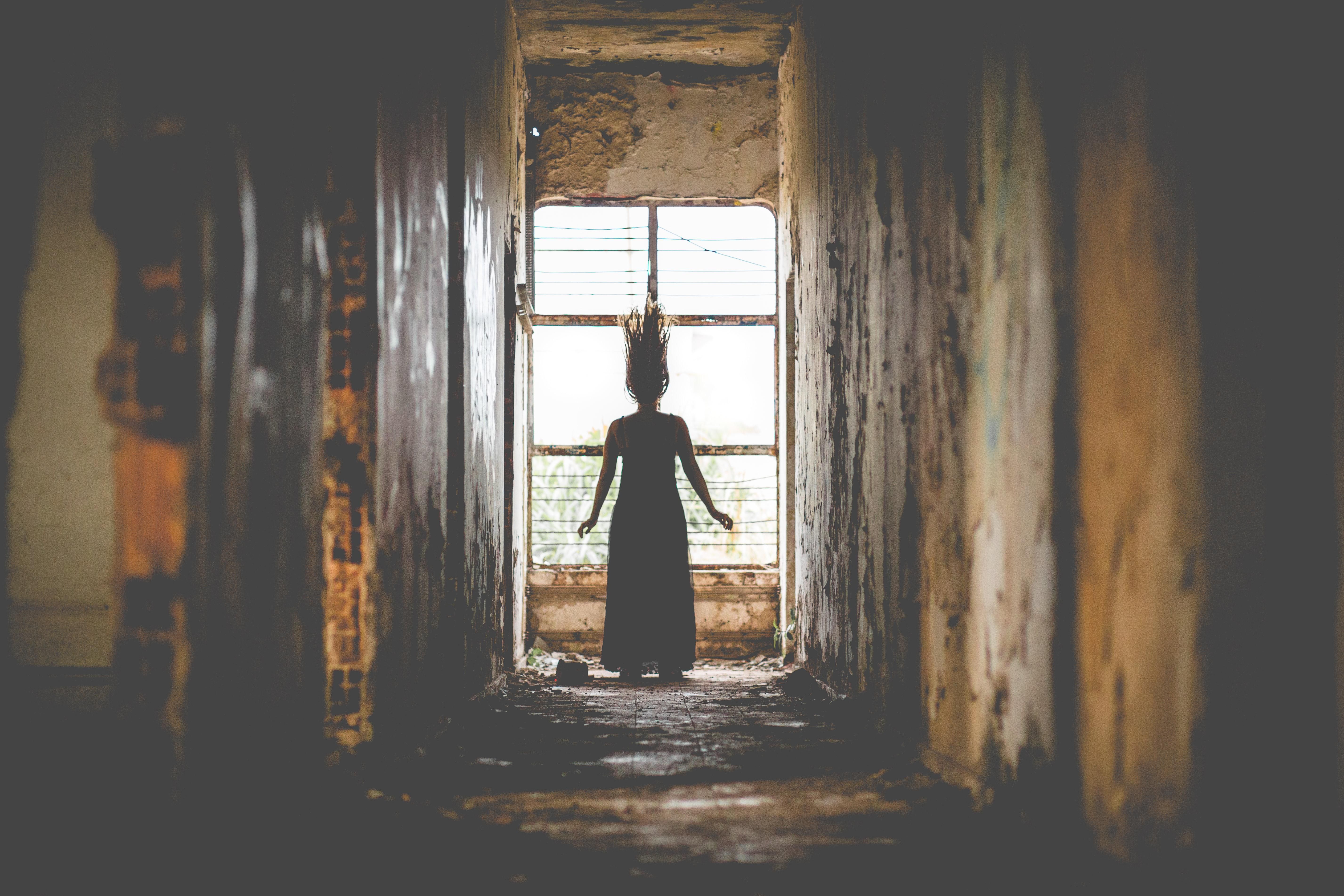 "Mama" horrorfilm félelmetes szelleme egy lepukkant csöves házban