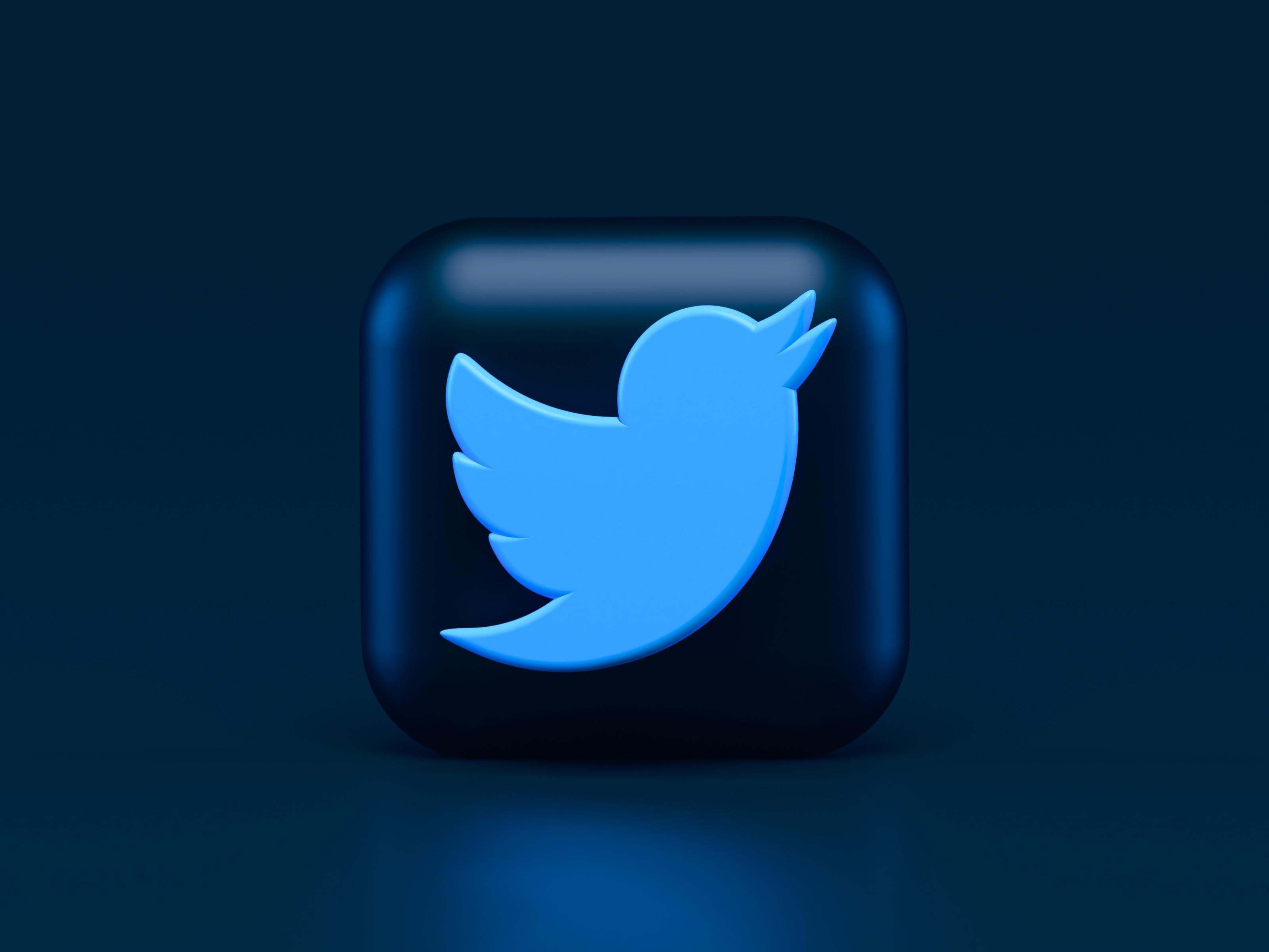A Twitter kék madaras logója sötétkék háttérben