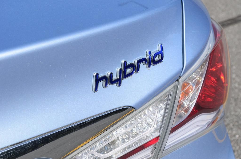 Kék hibrid jármű hátulja hybrid felirattal