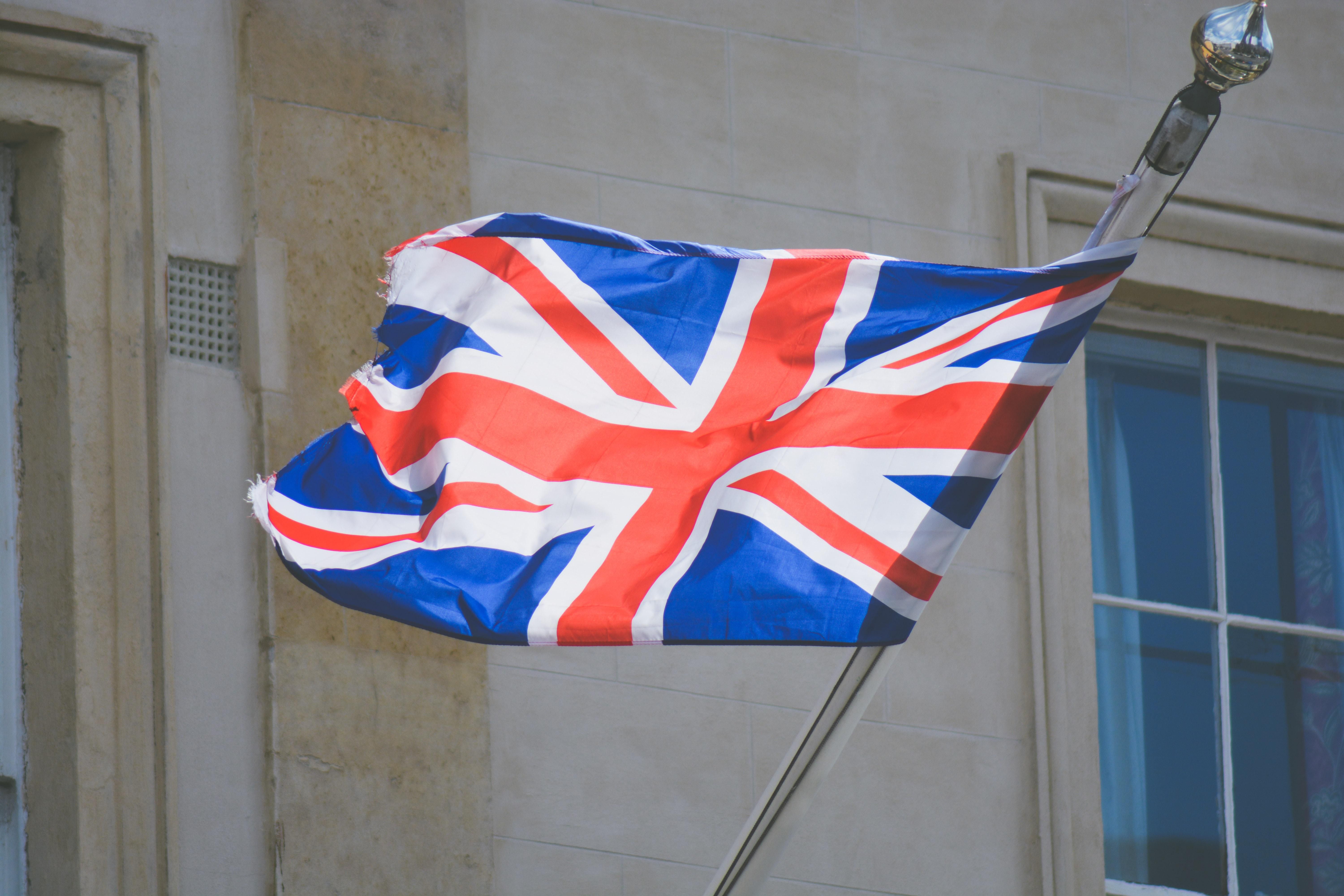 piros-fehér-kék brit zászló lobog egy épület előtt