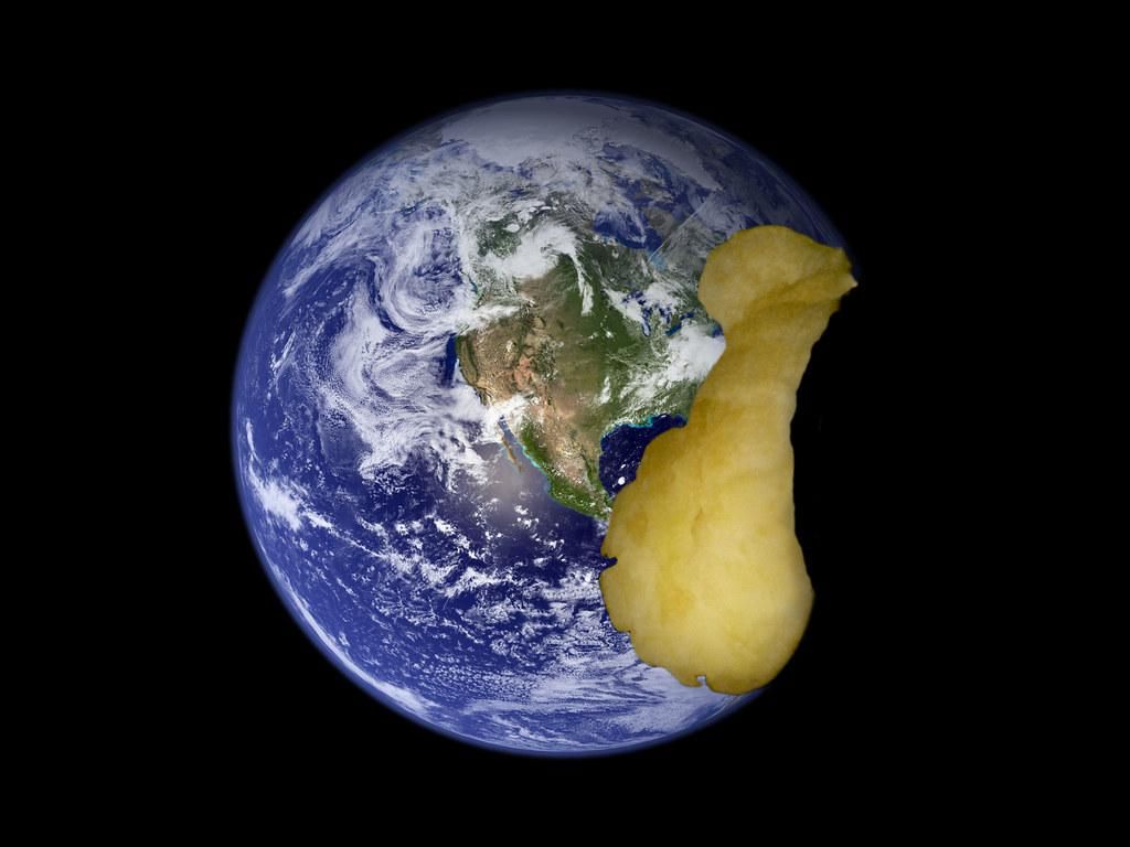 A Föld bolygó Apple logóra utaló kinézettel