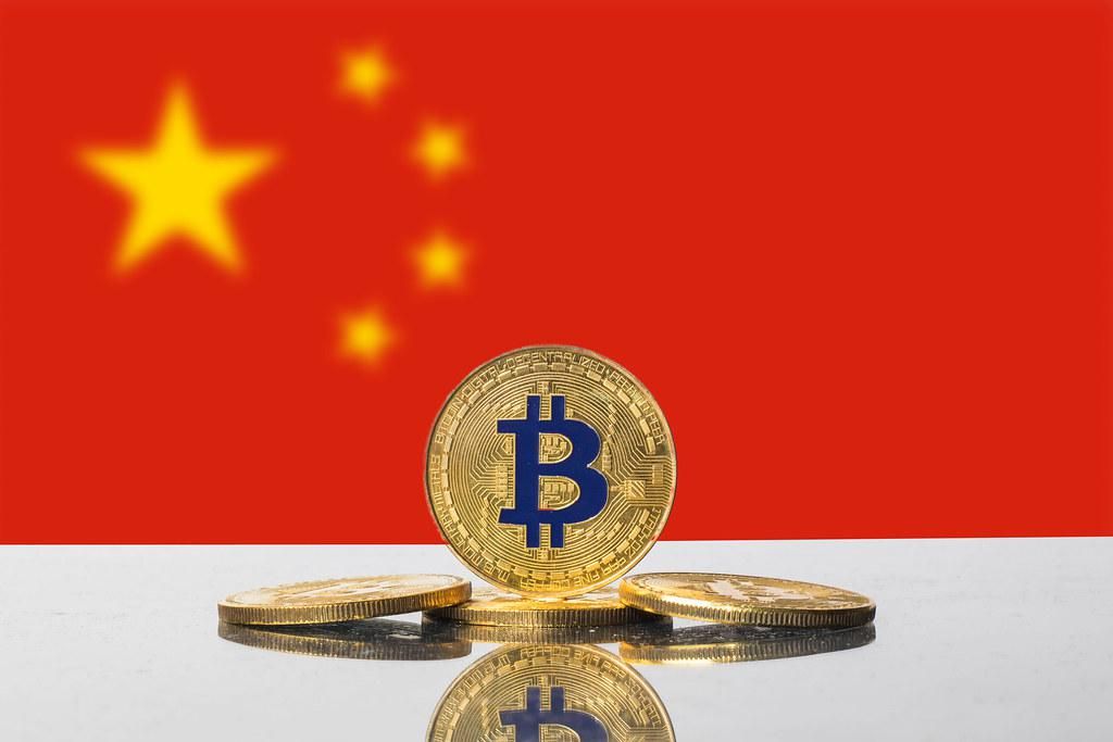 Bitcoin érme a kínai zászló előtt