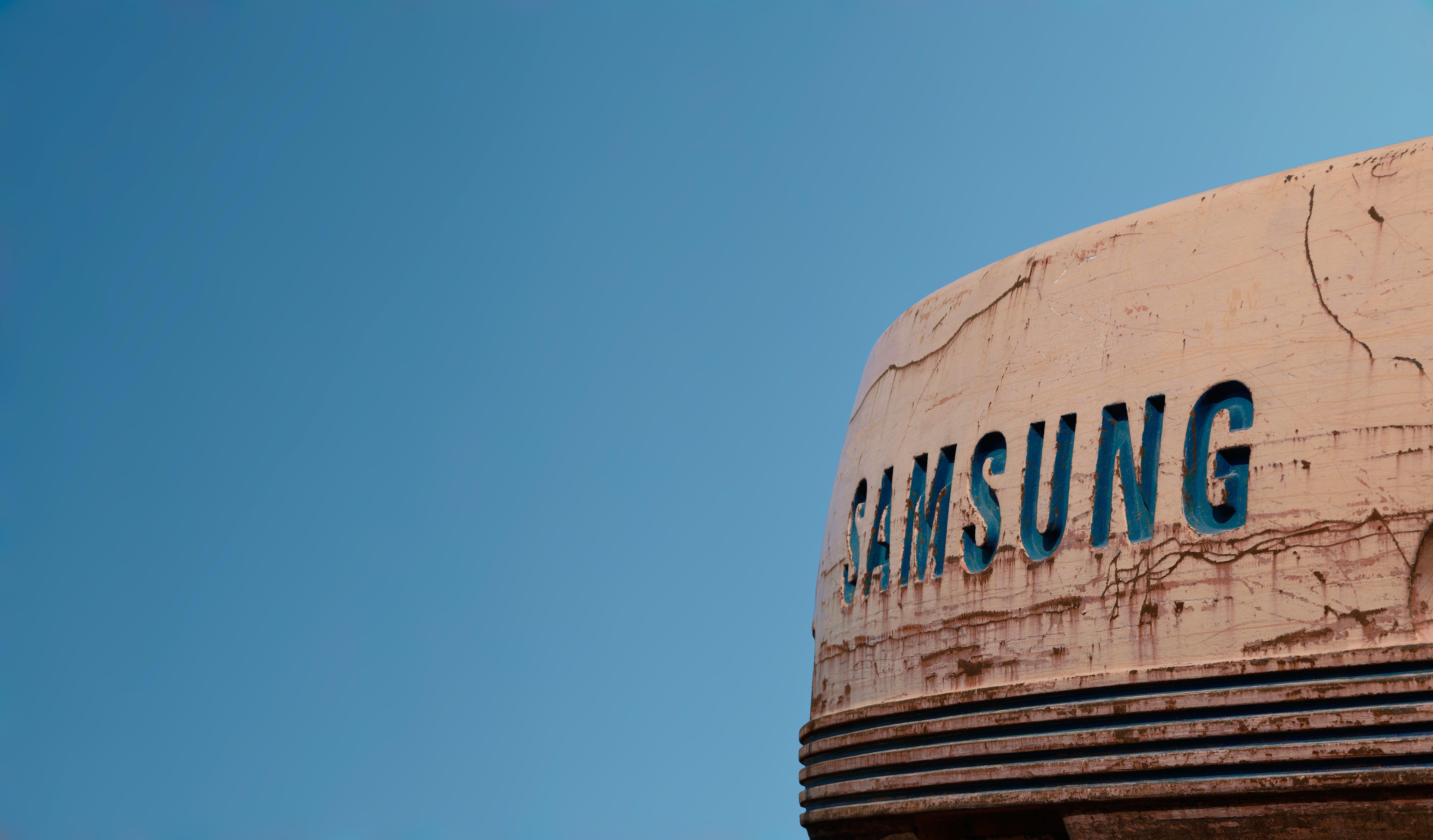 Samsung logó egy régi épületen kék éggel