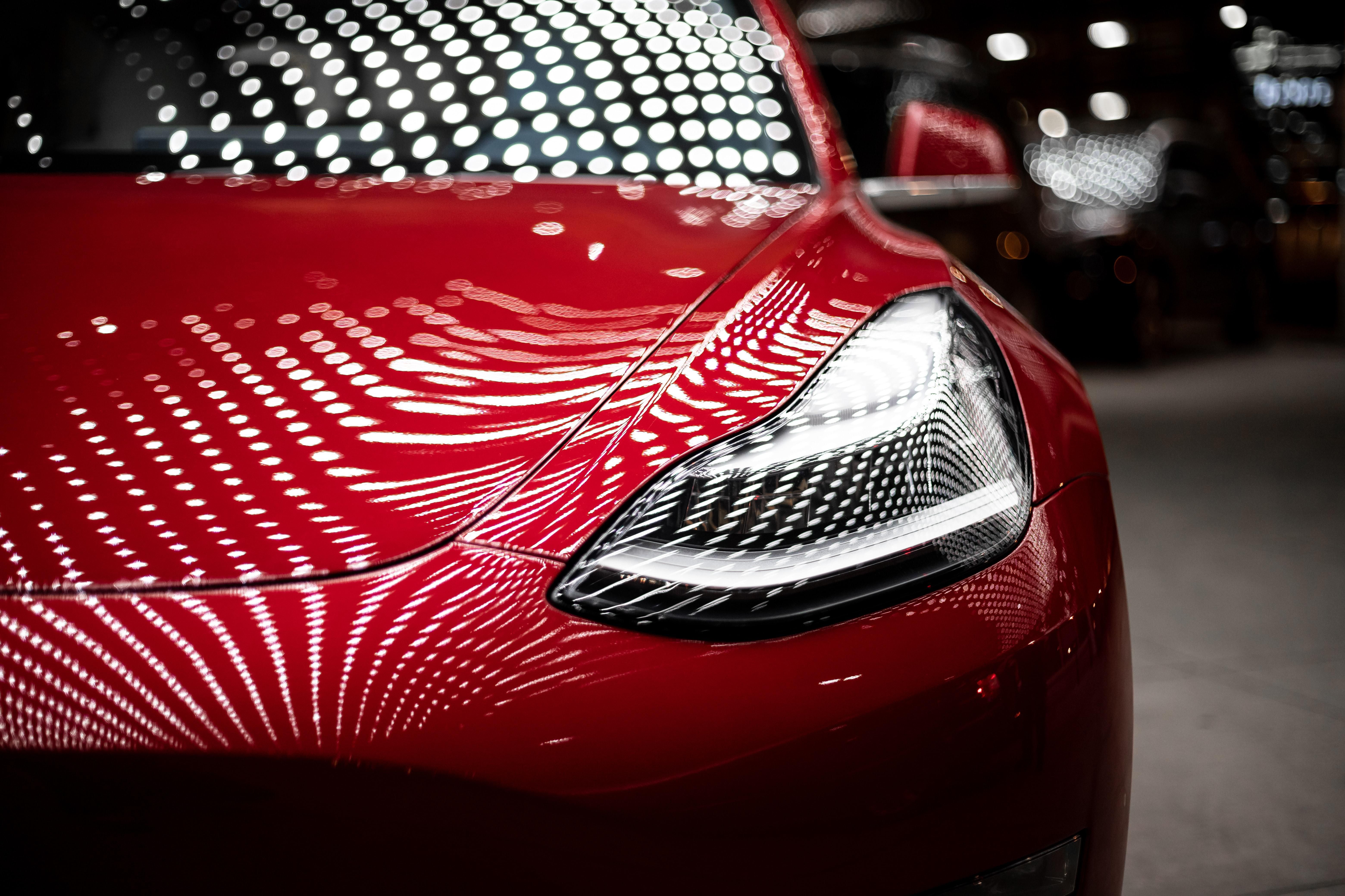 Egy piros Tesla jármű kínában