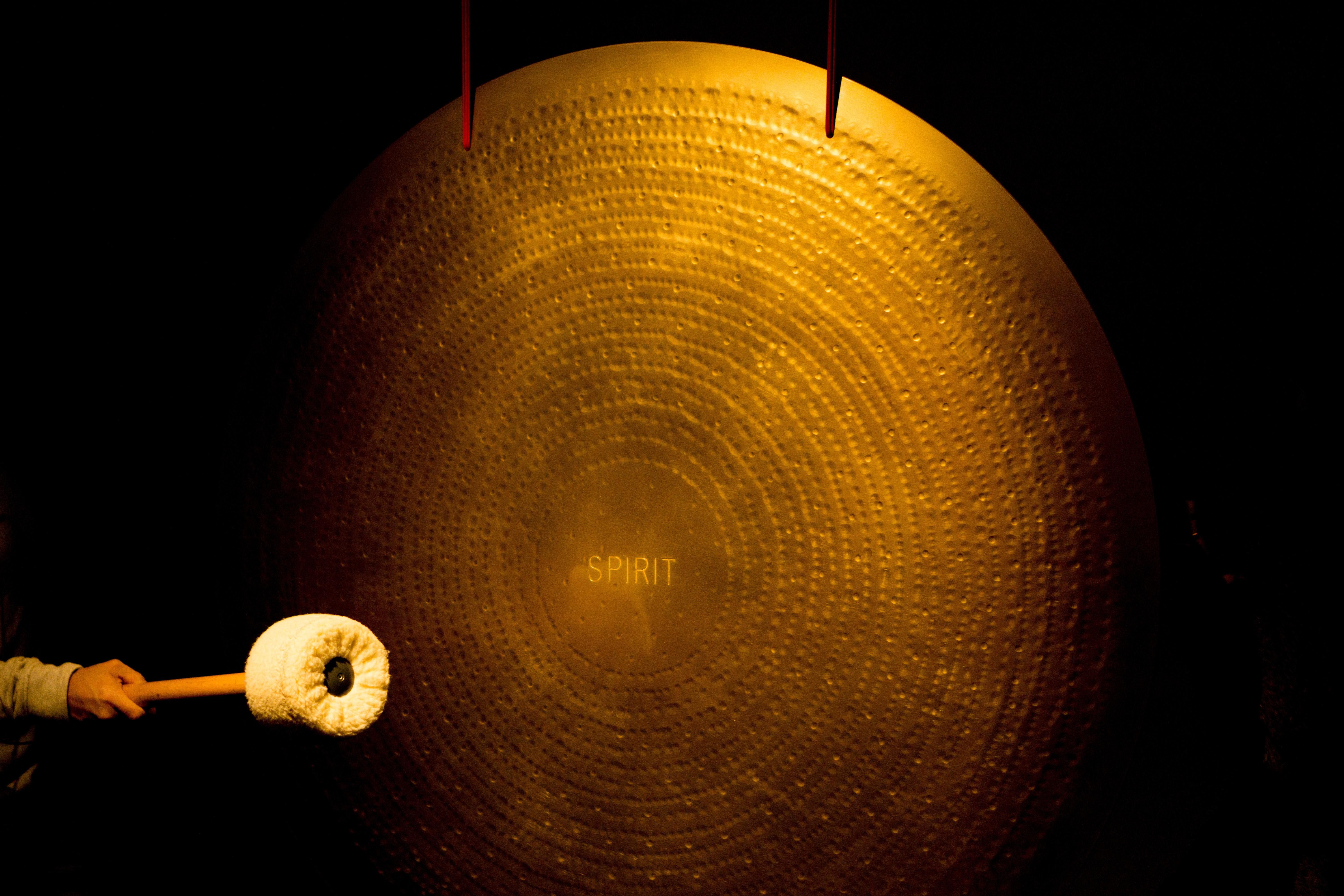 Egy buddhista szerzetes gongatja a arany gongját