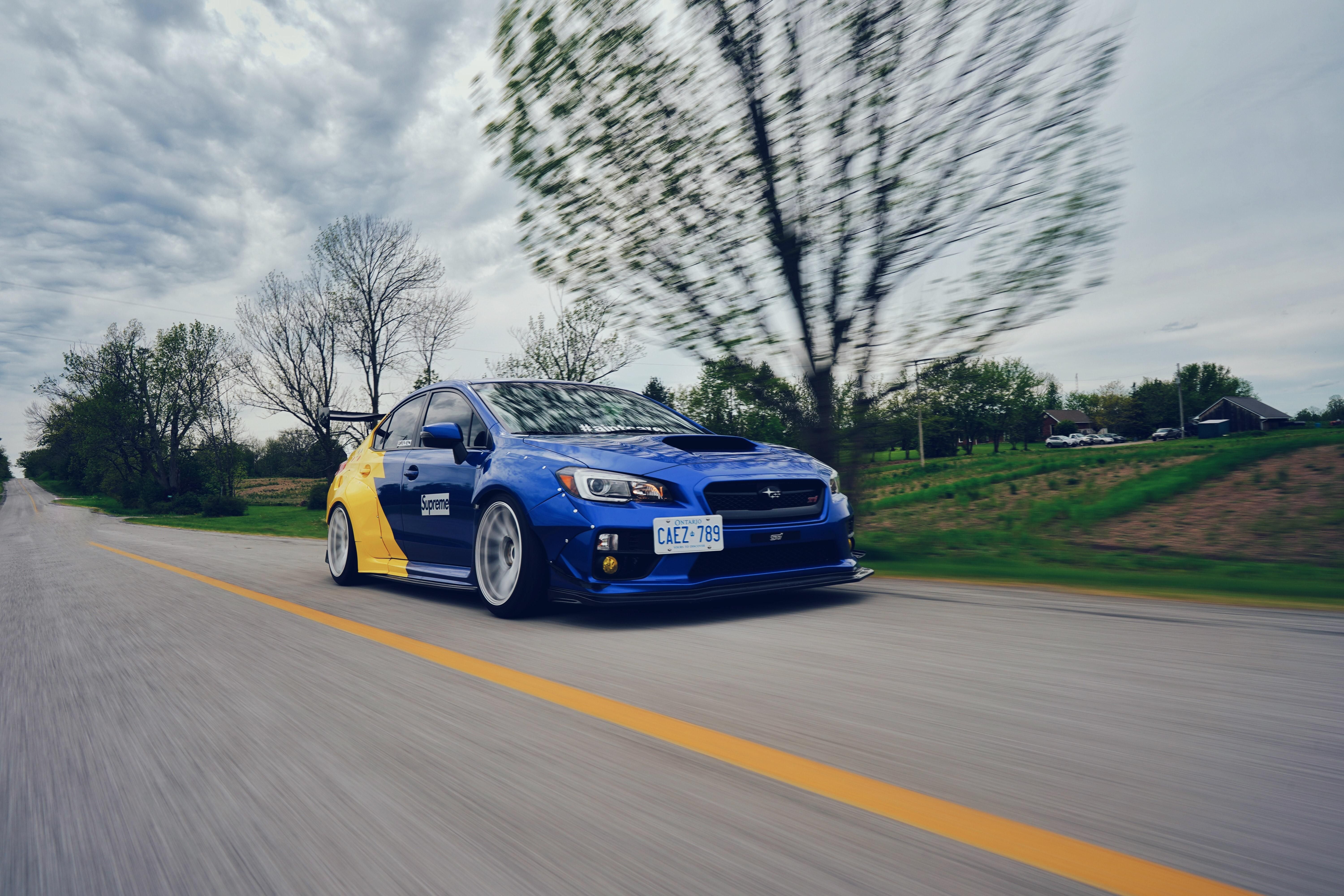 Kék Subaru Impreza megy az úton
