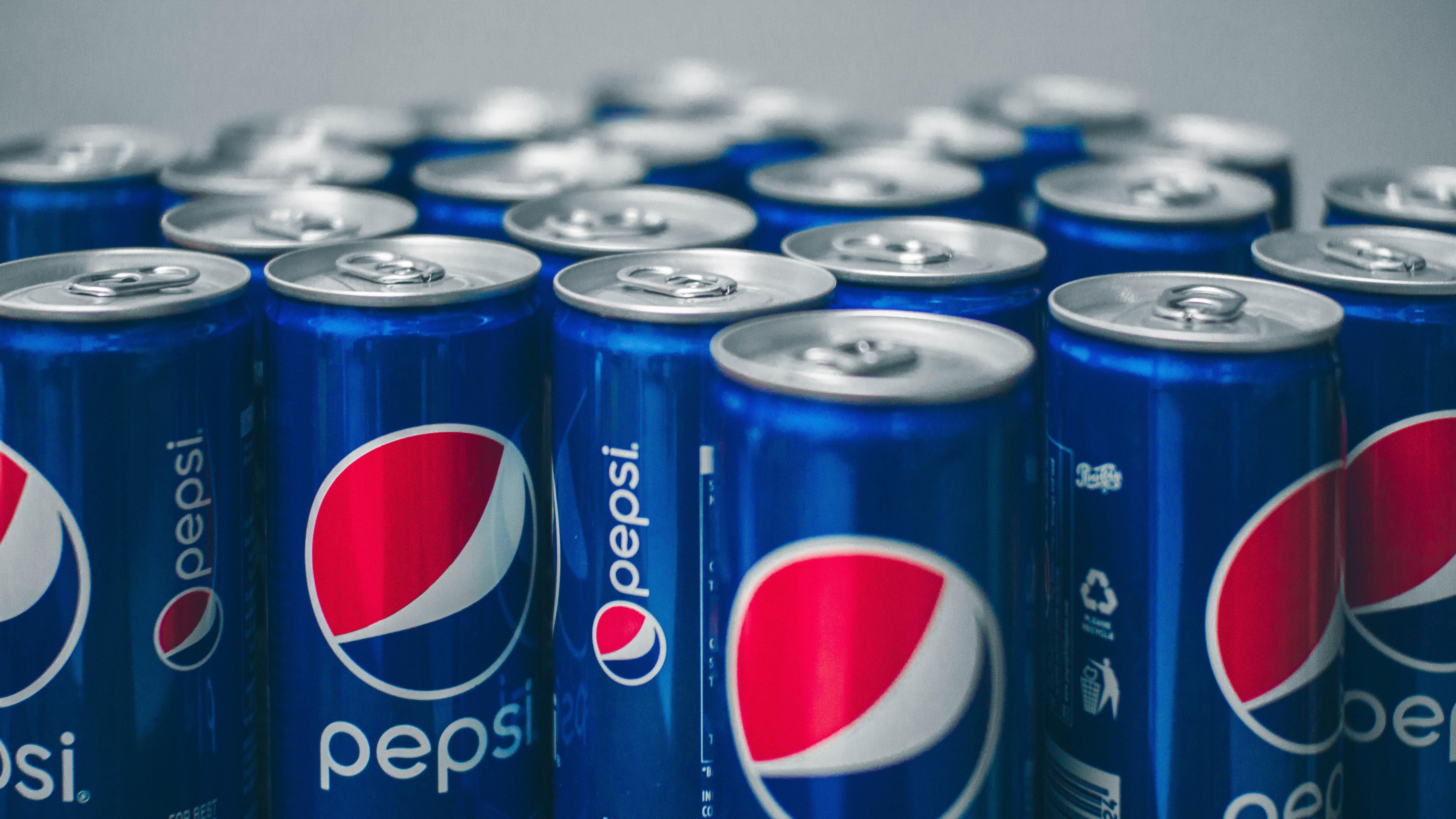Kék színű Pepsi üdítős dobozok sorakoznak a Pepsi logójával