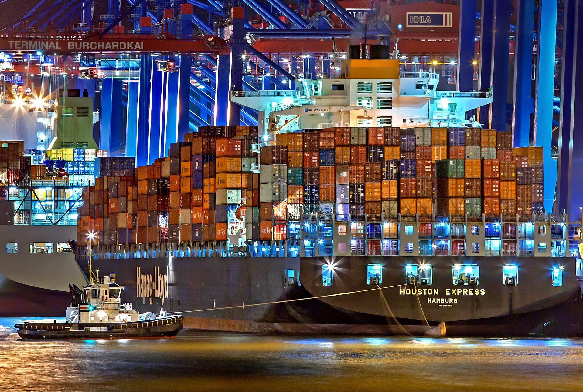 Konténerekkel telepakolt teherszállító hajó a Los Angeles-i kikötőben arra vár, hogy lerakodják