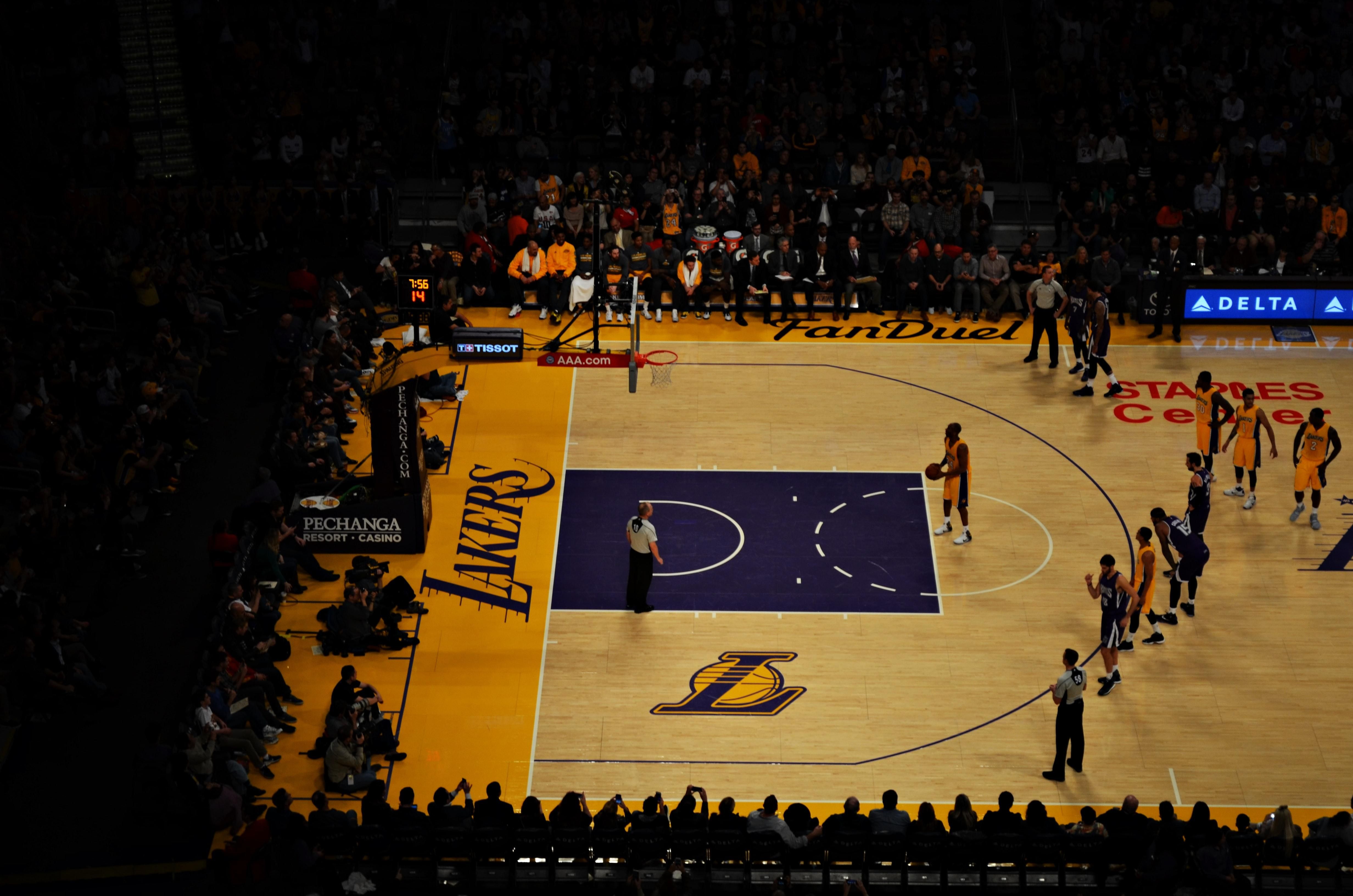 A Los Angeles Lakers stadionjában büntetőt dob az egyik játékos teltház és a bíró előtt